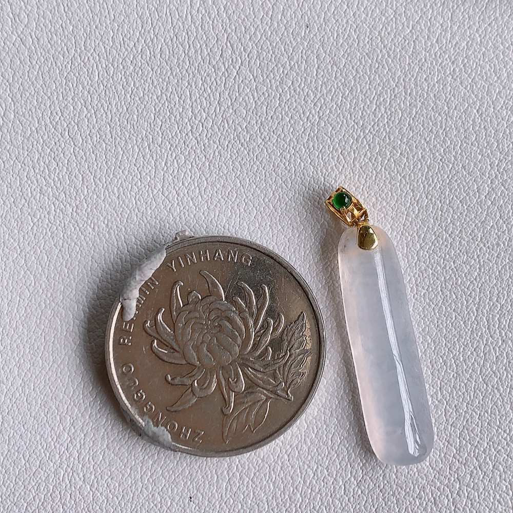 冰无事牌翡翠吊坠，平平安安，万事如意，沁人心脾，清秀高雅，18k金镶嵌   W142.9 尺寸： 26.8-7.3-4mm