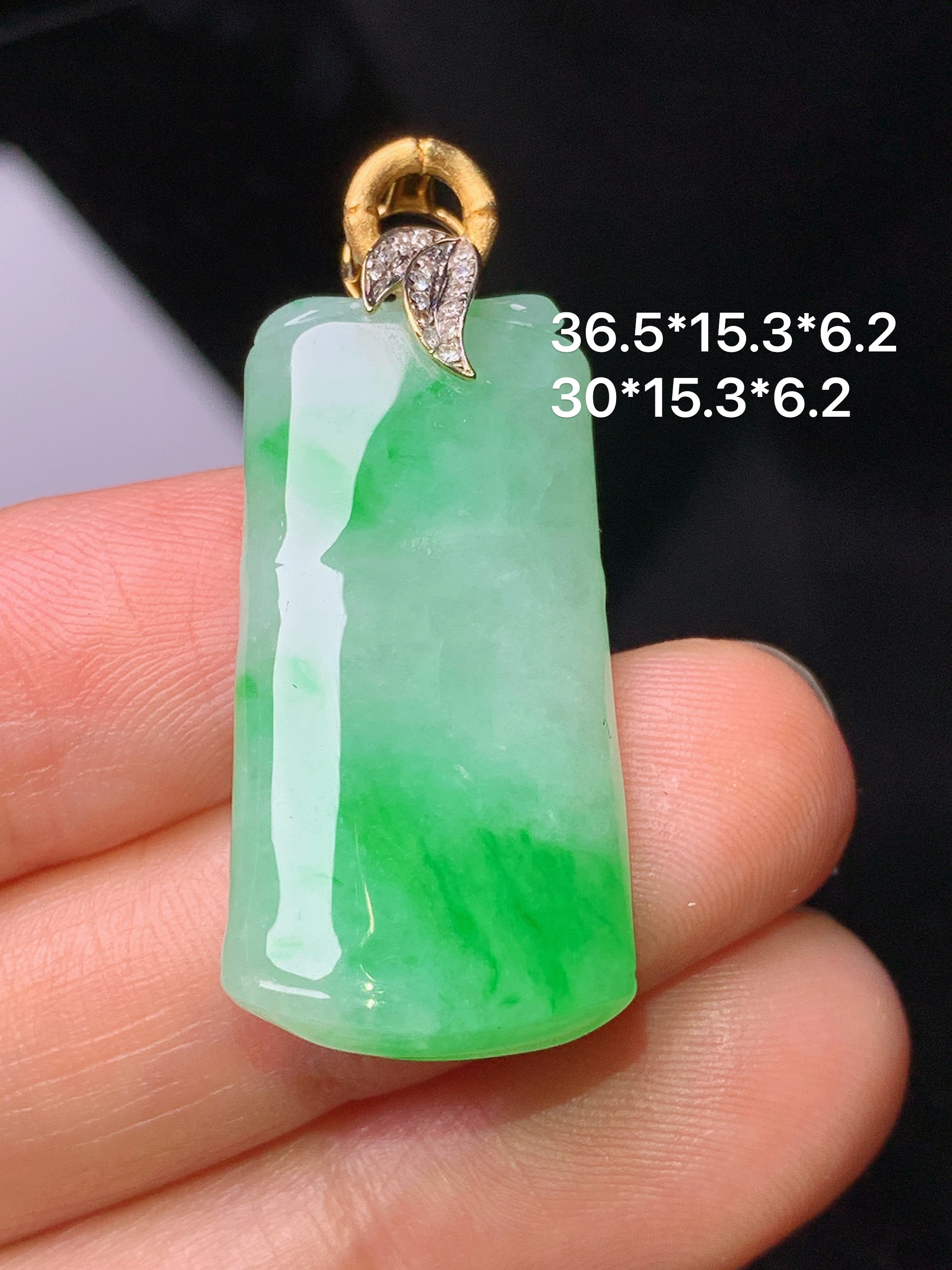 18k金钻镶嵌飘绿竹节吊坠 玉质细腻 色泽艳丽 整体尺寸36.515.3*6.2b1