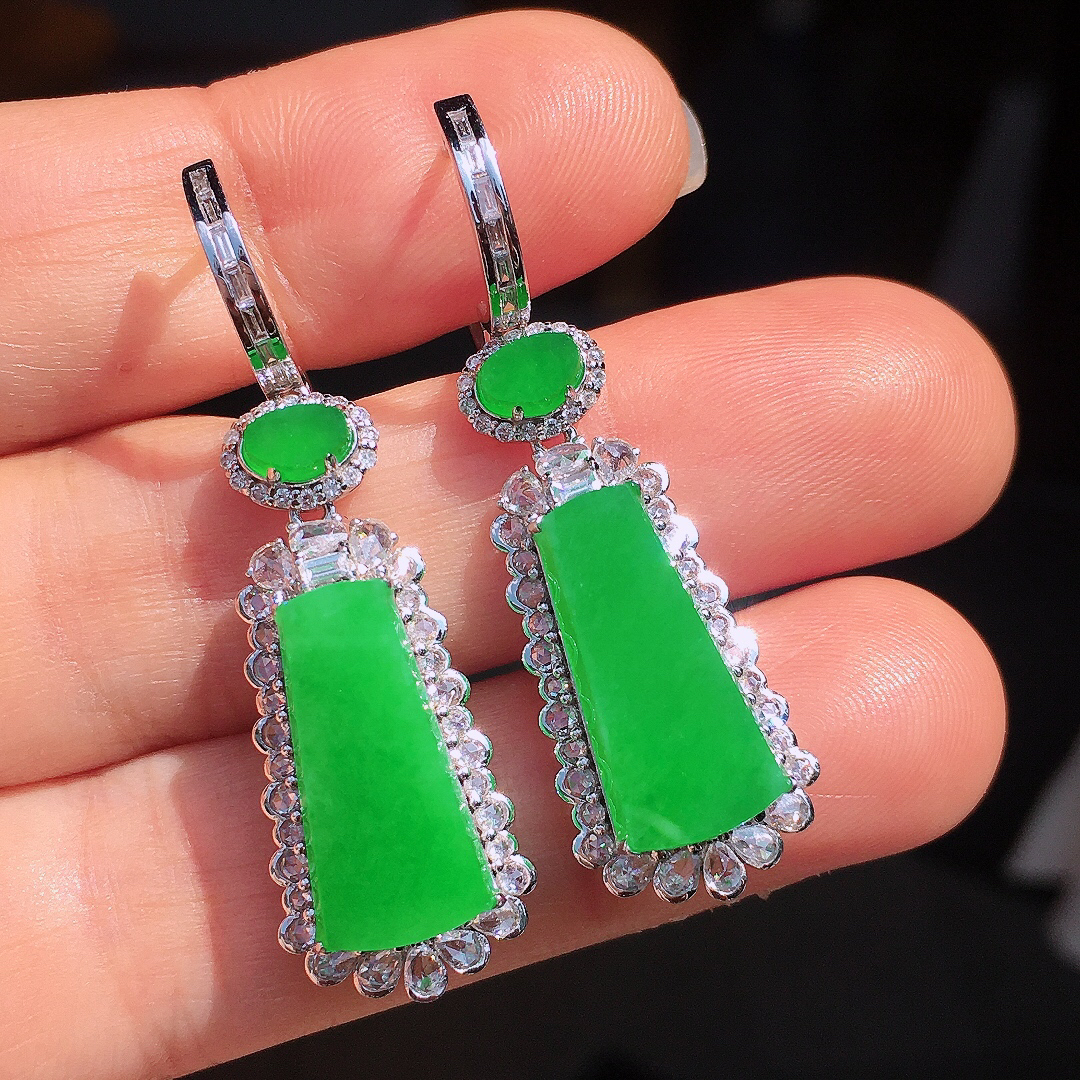 阳绿无事牌耳坠，色泽均匀艳丽，玉质细腻，荧光感超
强，饱满圆润，尽显优雅气质，18k
金豪华镶嵌