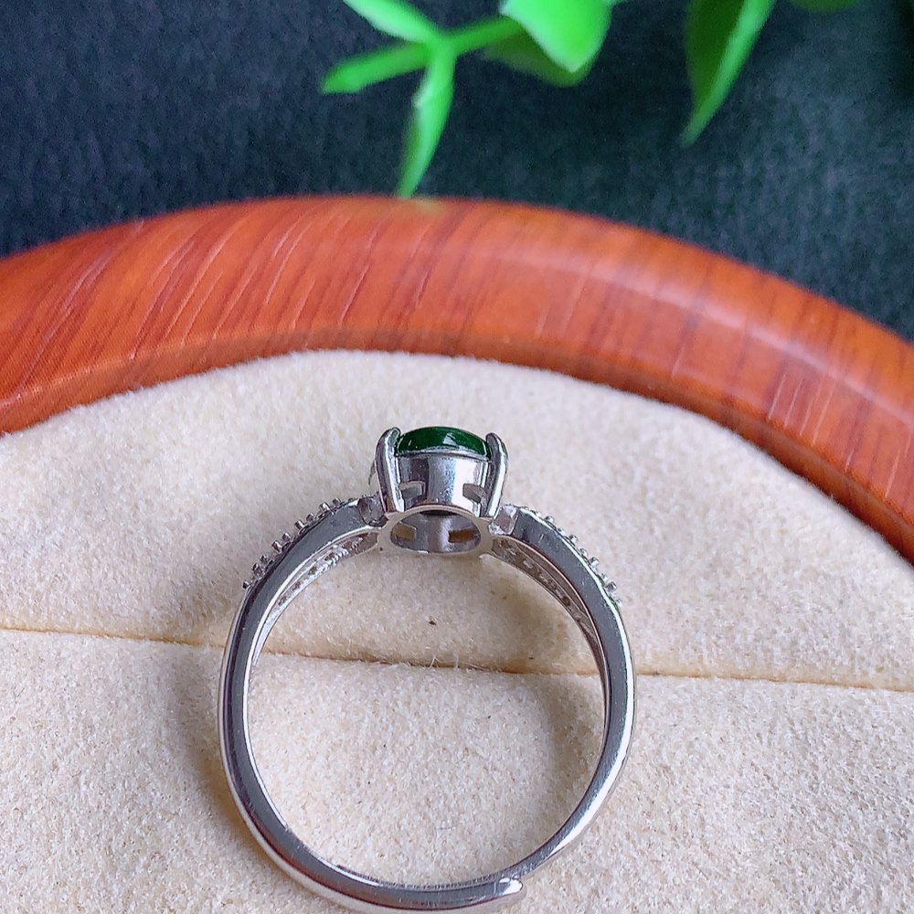 冰润满绿蛋面翡翠戒指  玉质细腻  冰清玉润  飘花灵动  颜色漂亮  W502.9  内径尺寸：17mm  取一裸石尺寸：8.8-6.8mm