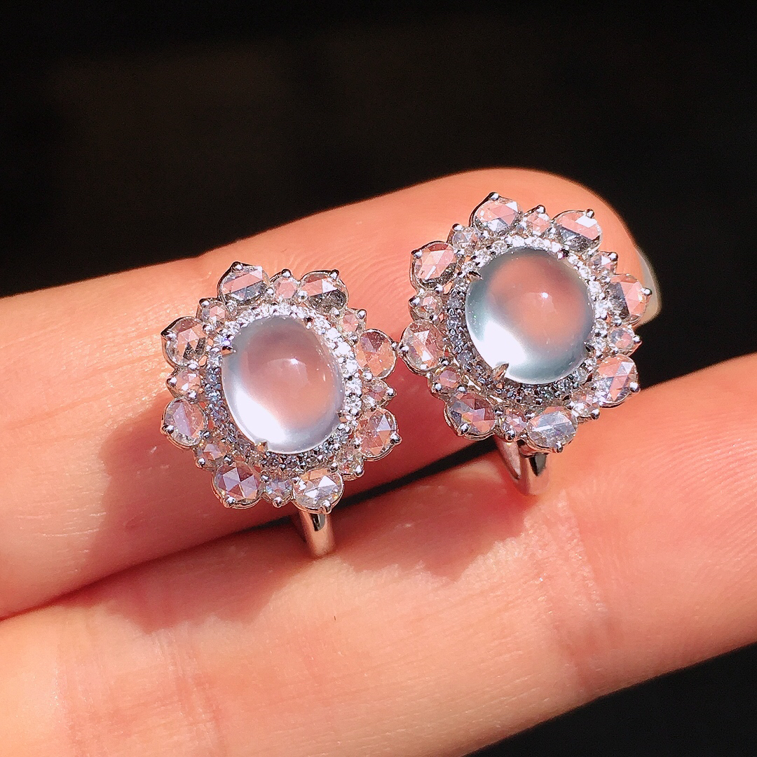 玻璃种蛋面耳钉，玉质细腻，荧光感超
强，饱满圆润，尽显优雅气质，18k
金豪华镶嵌