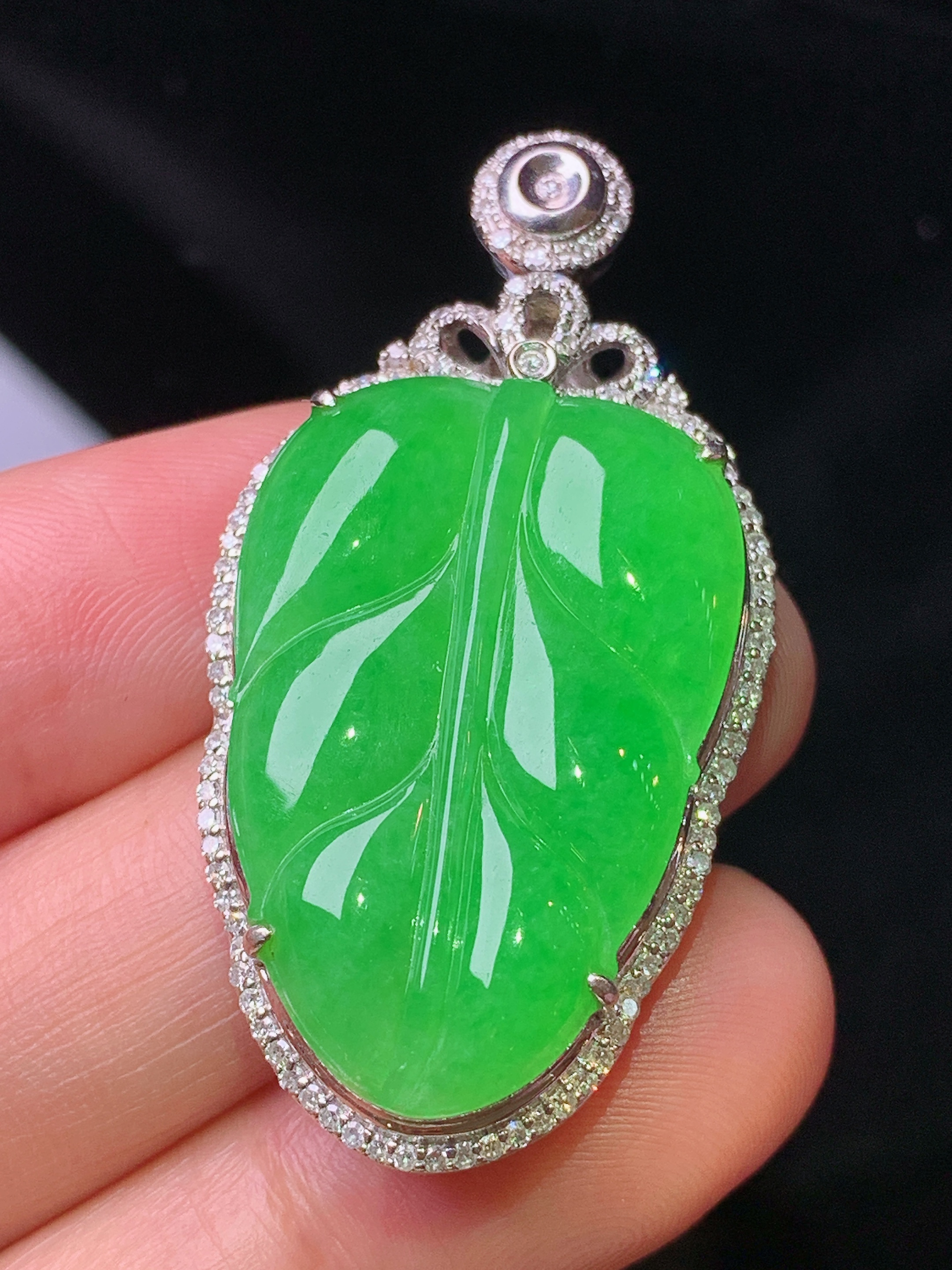 18k金钻镶嵌满绿树叶吊坠 玉质细腻 色泽艳丽 整体尺寸44.5*22.8*8.5b2