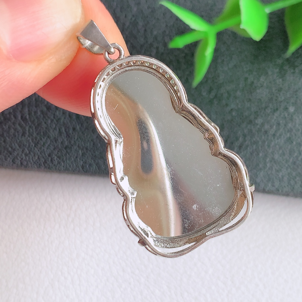 满绿精雕观音吊坠，法相端庄大气，工艺精湛，种色浓郁，细腻饱满冰润，种老水足，收藏佳品，佩戴大气  925银镶  W49.9   整体尺寸：30.5-18.5-6.2mm  裸石尺寸：26-16mm