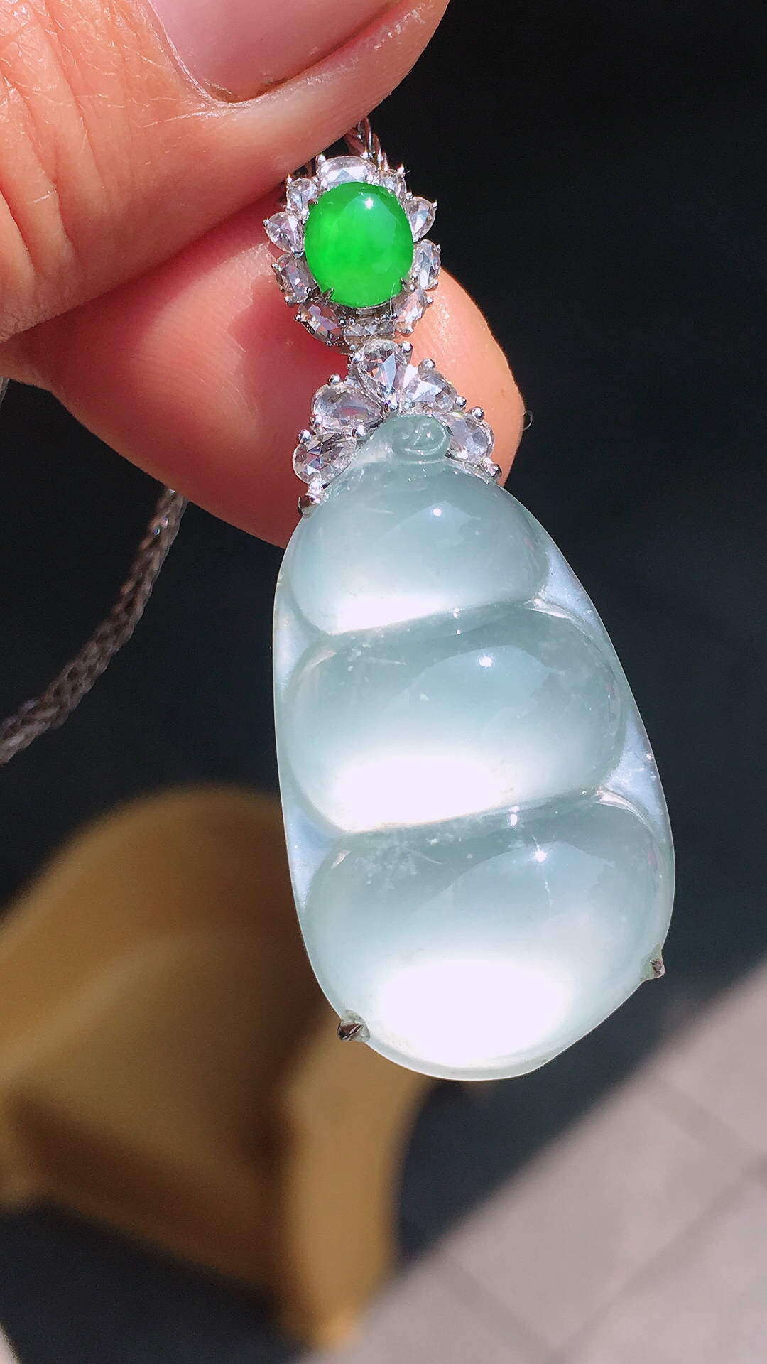 冰种福豆吊坠，玉质细腻，荧光感超
强，饱满圆润，尽显优雅气质，18k
金豪华镶嵌