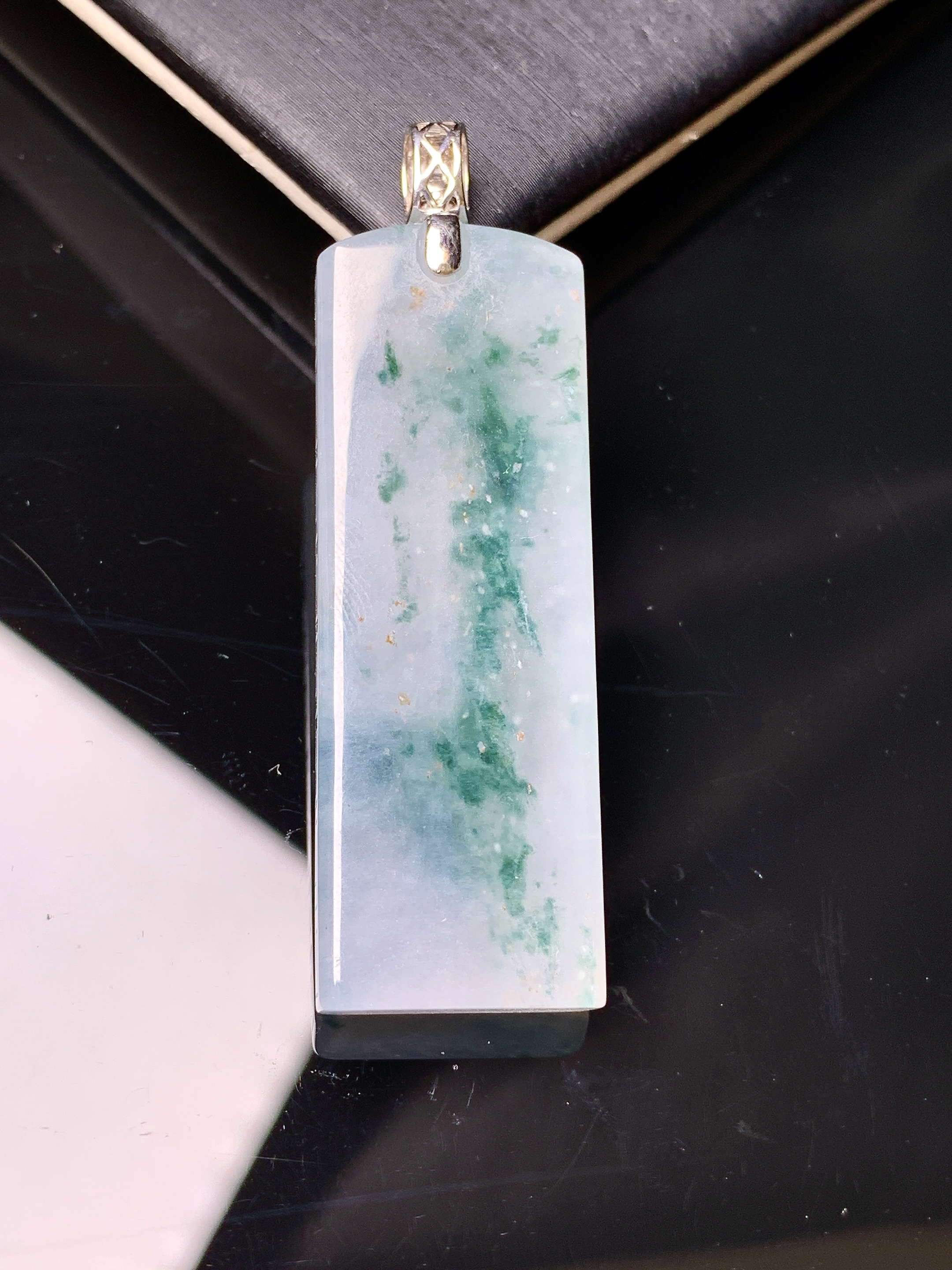 18k金钻镶嵌飘绿无事牌吊坠 玉质细腻 色泽艳丽 整体尺寸50.2*15*5.2b1