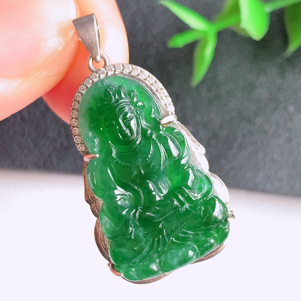 满绿精雕观音吊坠，法相端庄大气，工艺精湛，种色浓郁，细腻饱满冰润，种老水足，收藏佳品，佩戴大气  925银镶  W49.9   整体尺寸：30.5-18.5-6.2mm  裸石尺寸：26-16mm
