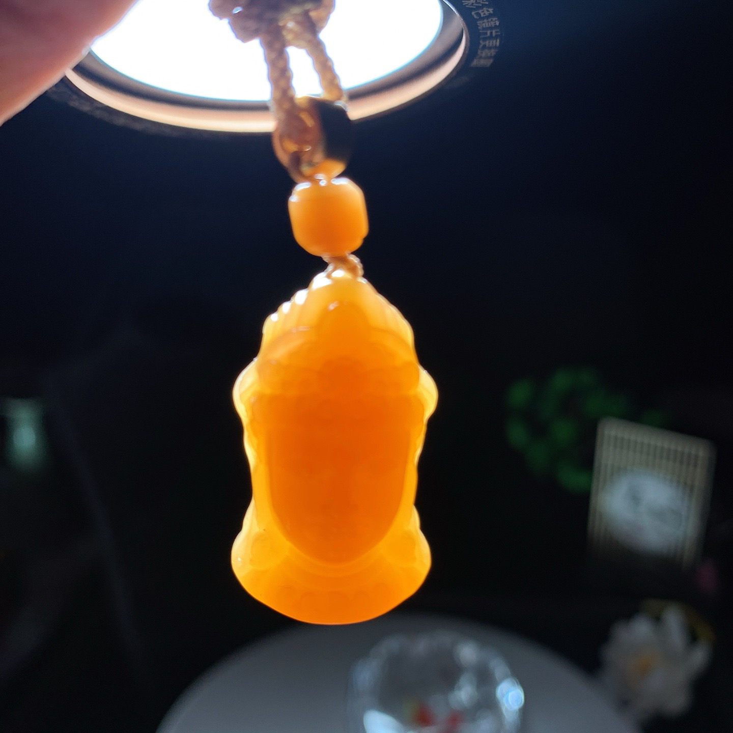 新疆和田玉白且末糖观音头挂件。尺寸30/18/9重11克。玉质细腻油润。手推出油。佩戴高端典雅。lt260309