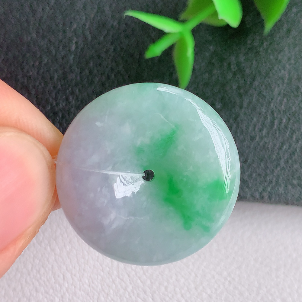 冰润飘花平安扣吊坠，厚装饱满，冰润剔透，细腻水足，种质润泽，飘花灵动，佩戴优雅大气，W49.9   