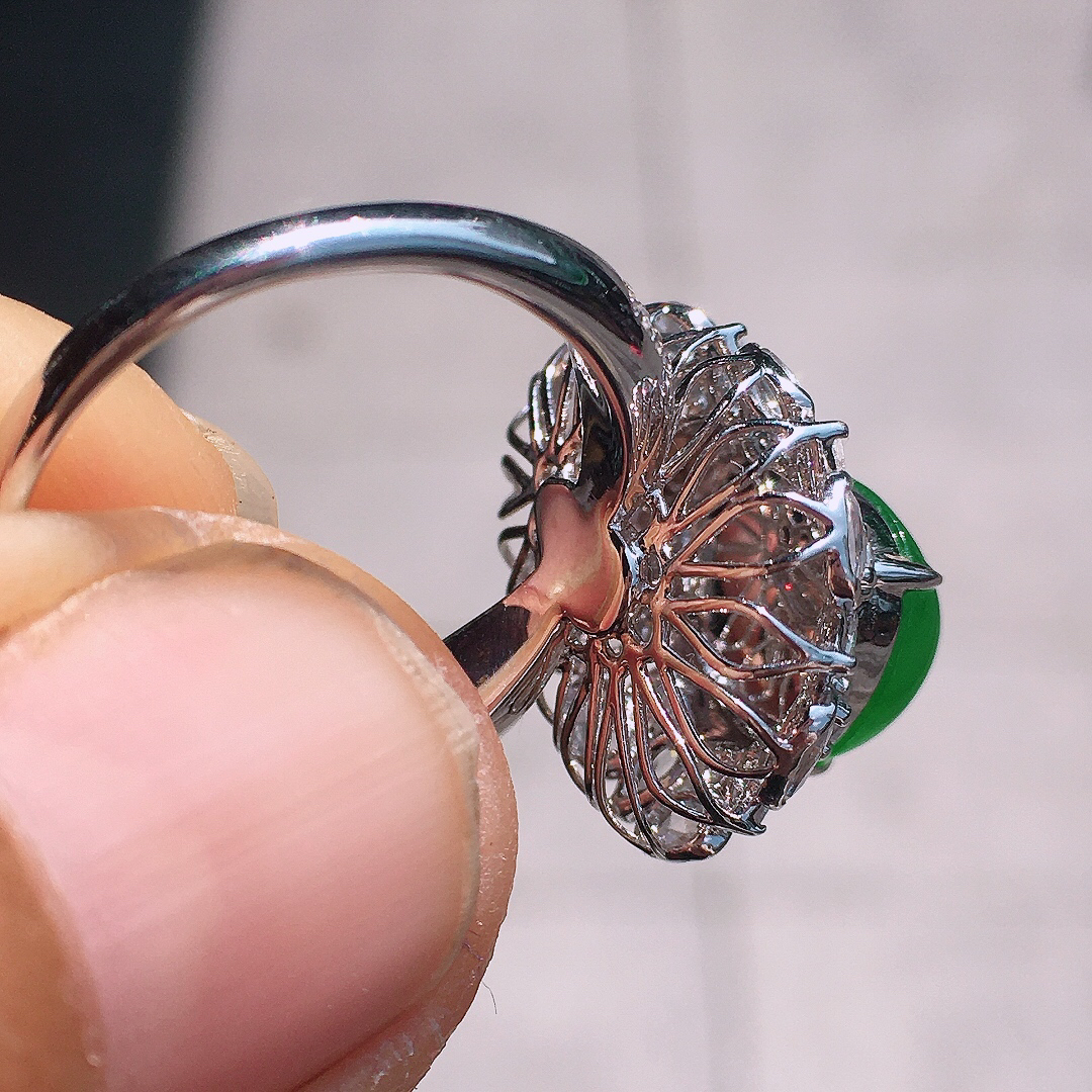 阳绿葫芦戒指，色泽均匀艳丽，玉质细腻，荧光感超
强，饱满圆润，尽显优雅气质，18k
金豪华镶嵌