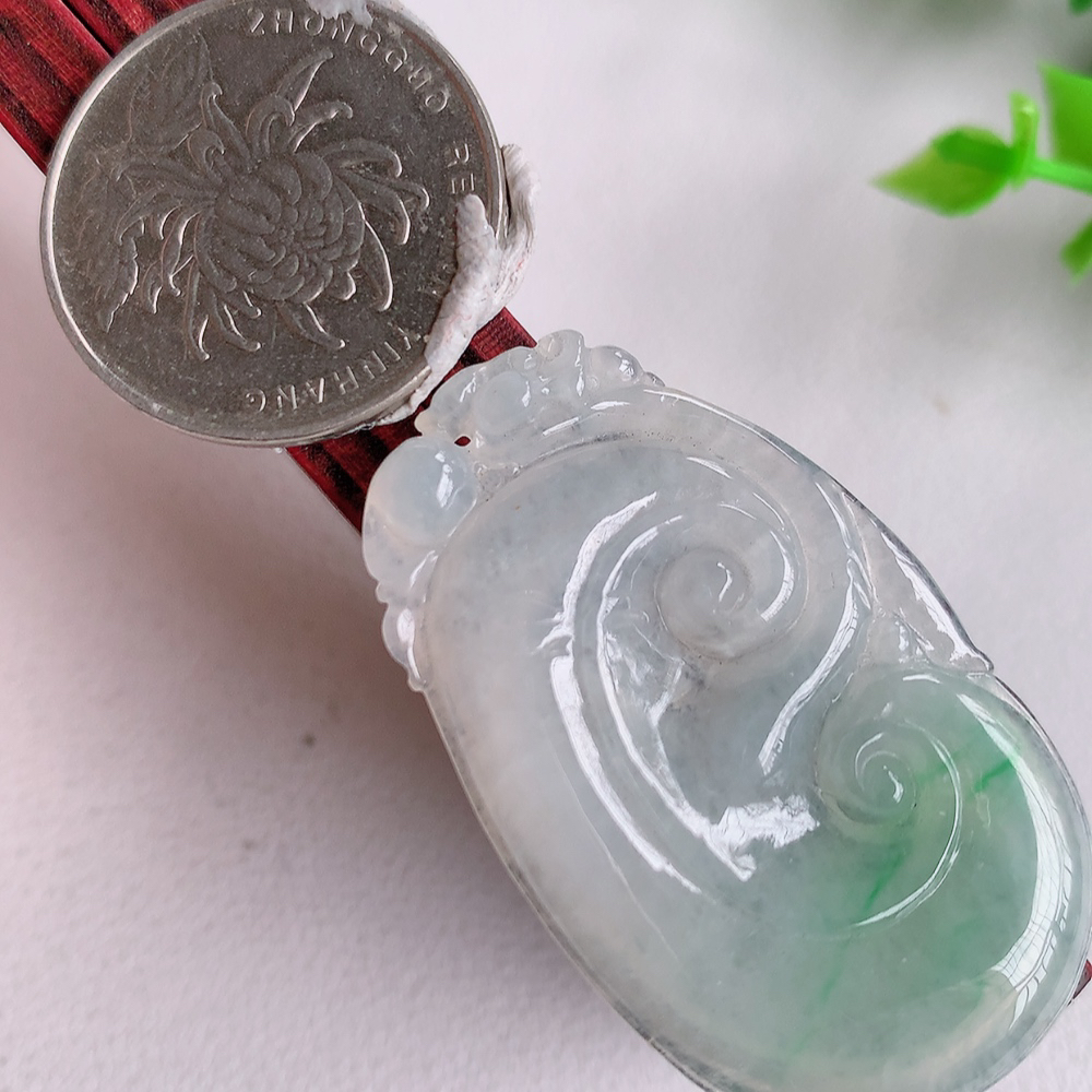 冰润飘花吉祥如意翡翠吊坠  寓意“万事如意，吉祥如意,福寿绵长 心想事成”饱满大气，通透水润  W141.9 尺寸：45-26.5-4.8mm