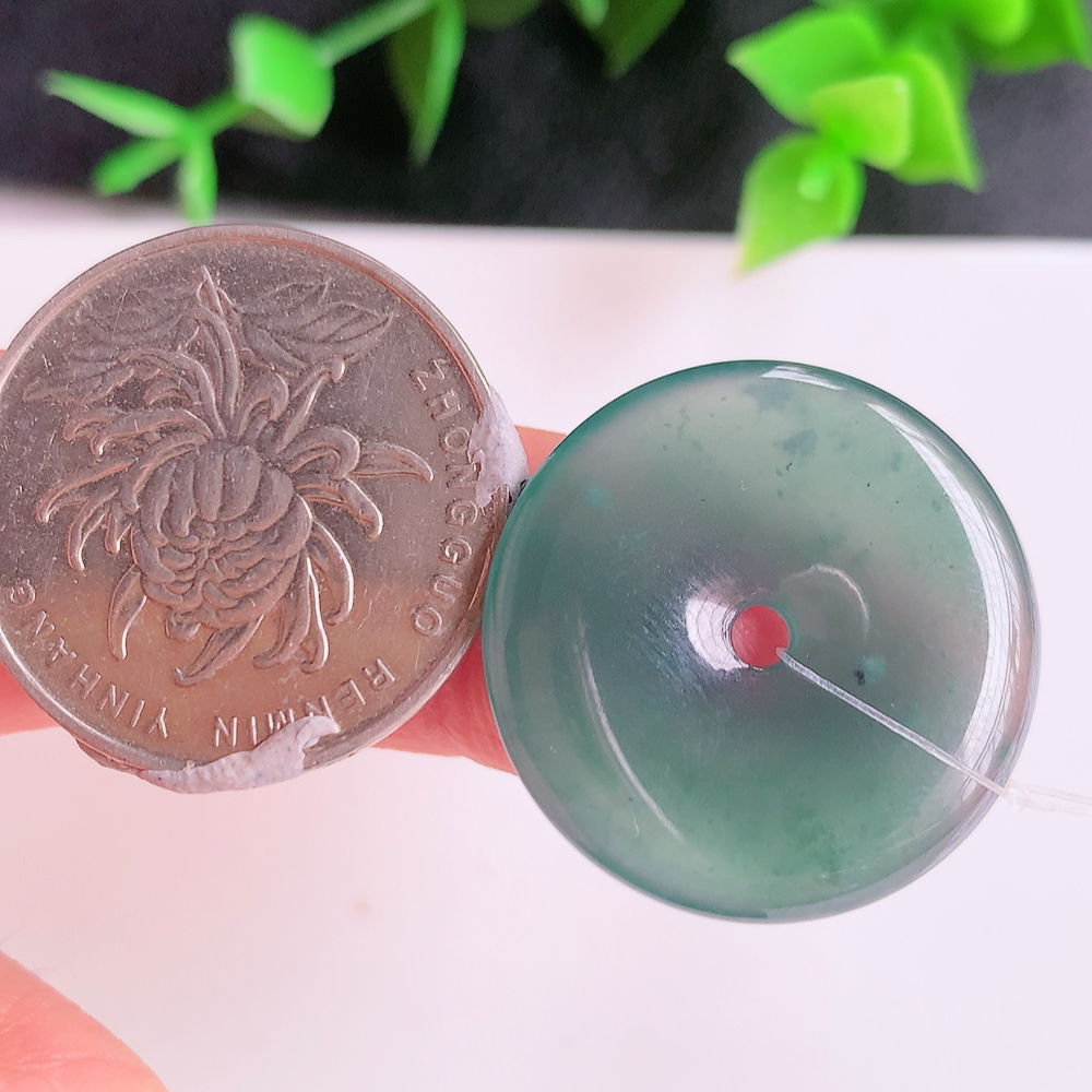 蓝冰平安扣吊坠，厚装饱满，冰润剔透，细腻水足，种质润泽，飘花灵动，佩戴优雅大气，W49.9   尺寸：24-3.6mm