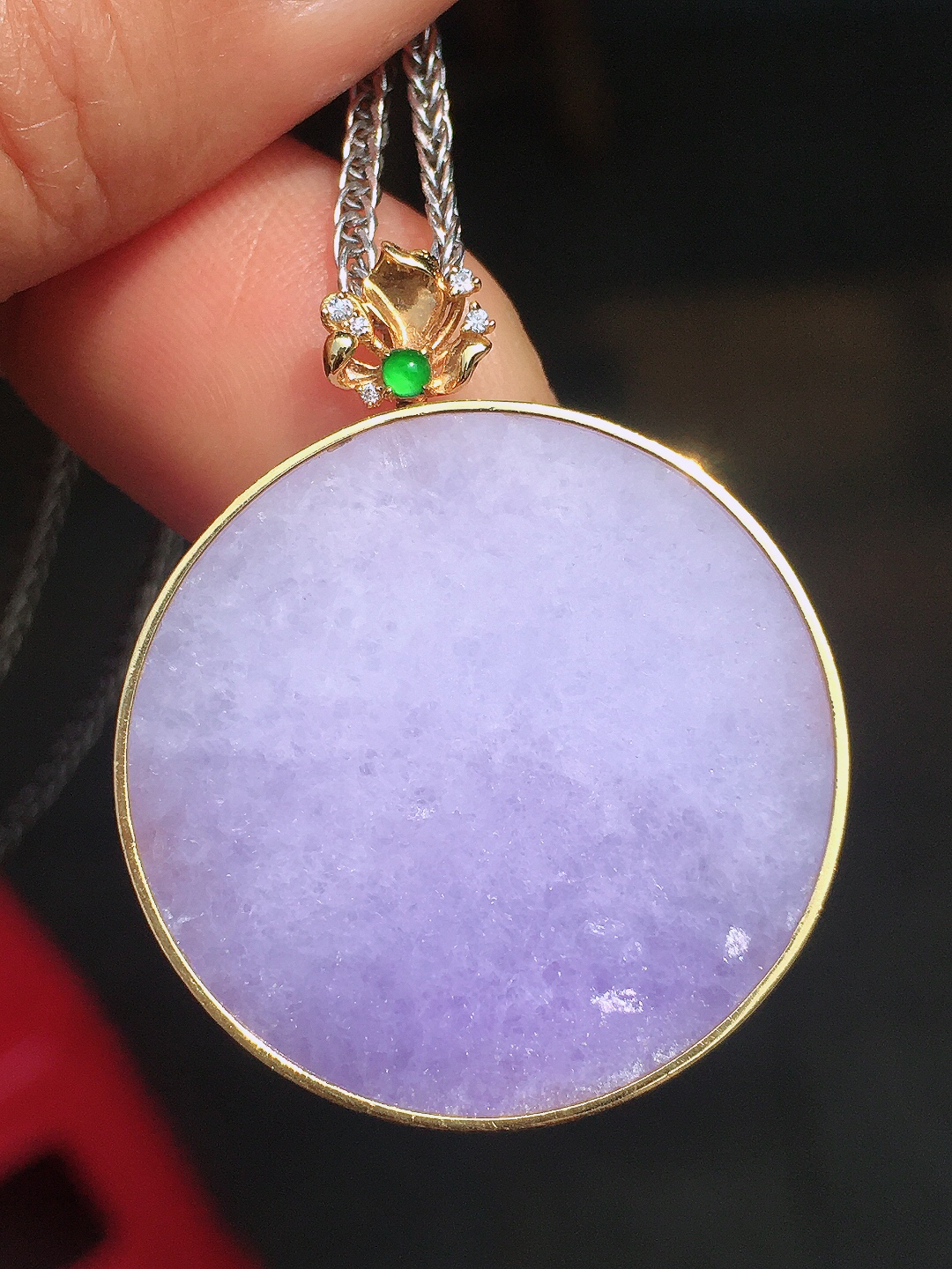 紫罗兰平安扣吊坠，色泽均匀艳丽，玉质细腻，荧光感超
强，饱满圆润，尽显优雅气质，18k
金豪华镶嵌