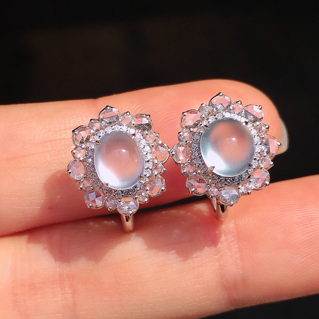 玻璃种蛋面耳钉，玉质细腻，荧光感超
强，饱满圆润，尽显优雅气质，18k
金豪华镶嵌