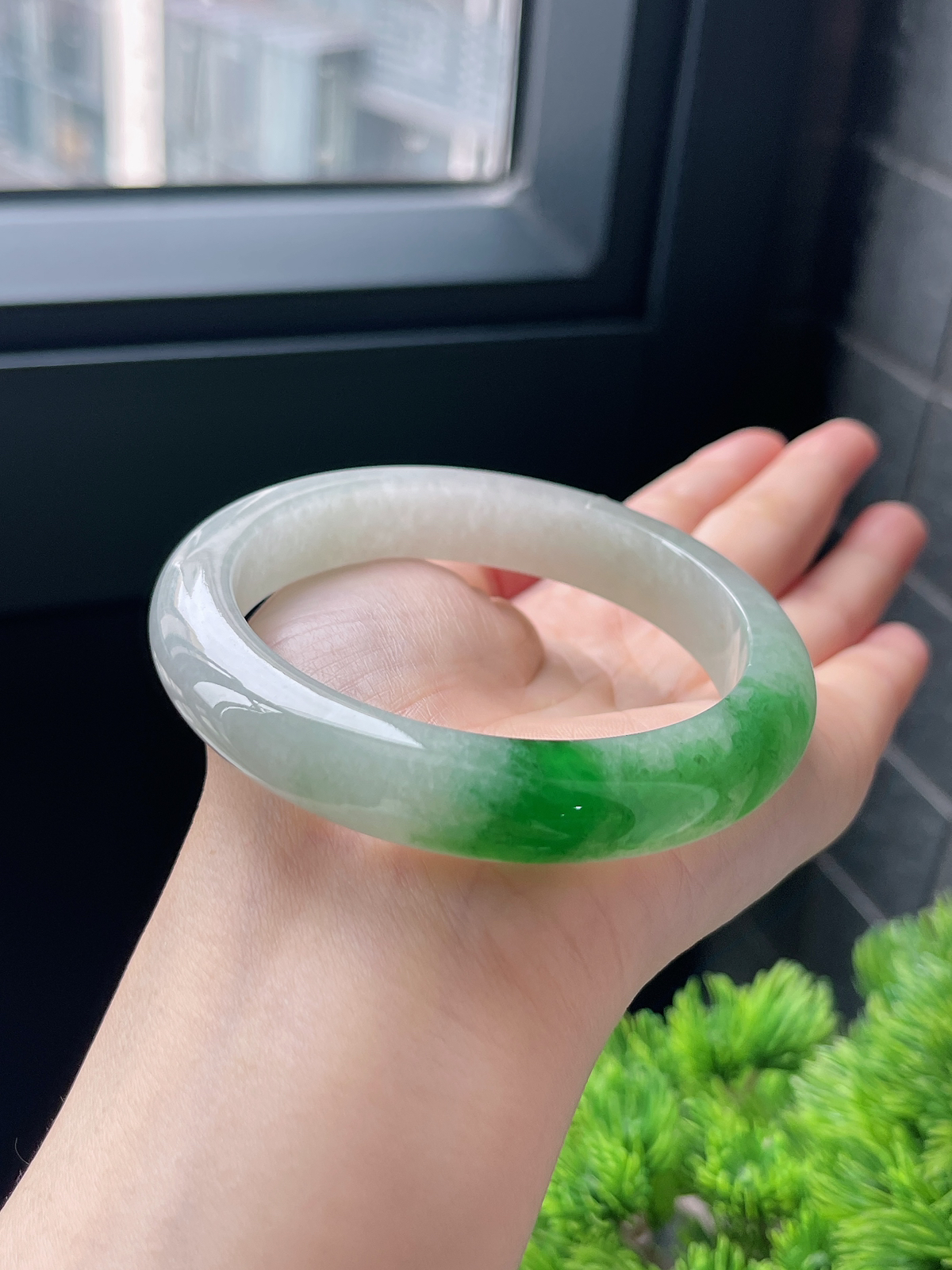 正圈60圈口，翡翠冰糯种飘绿手镯