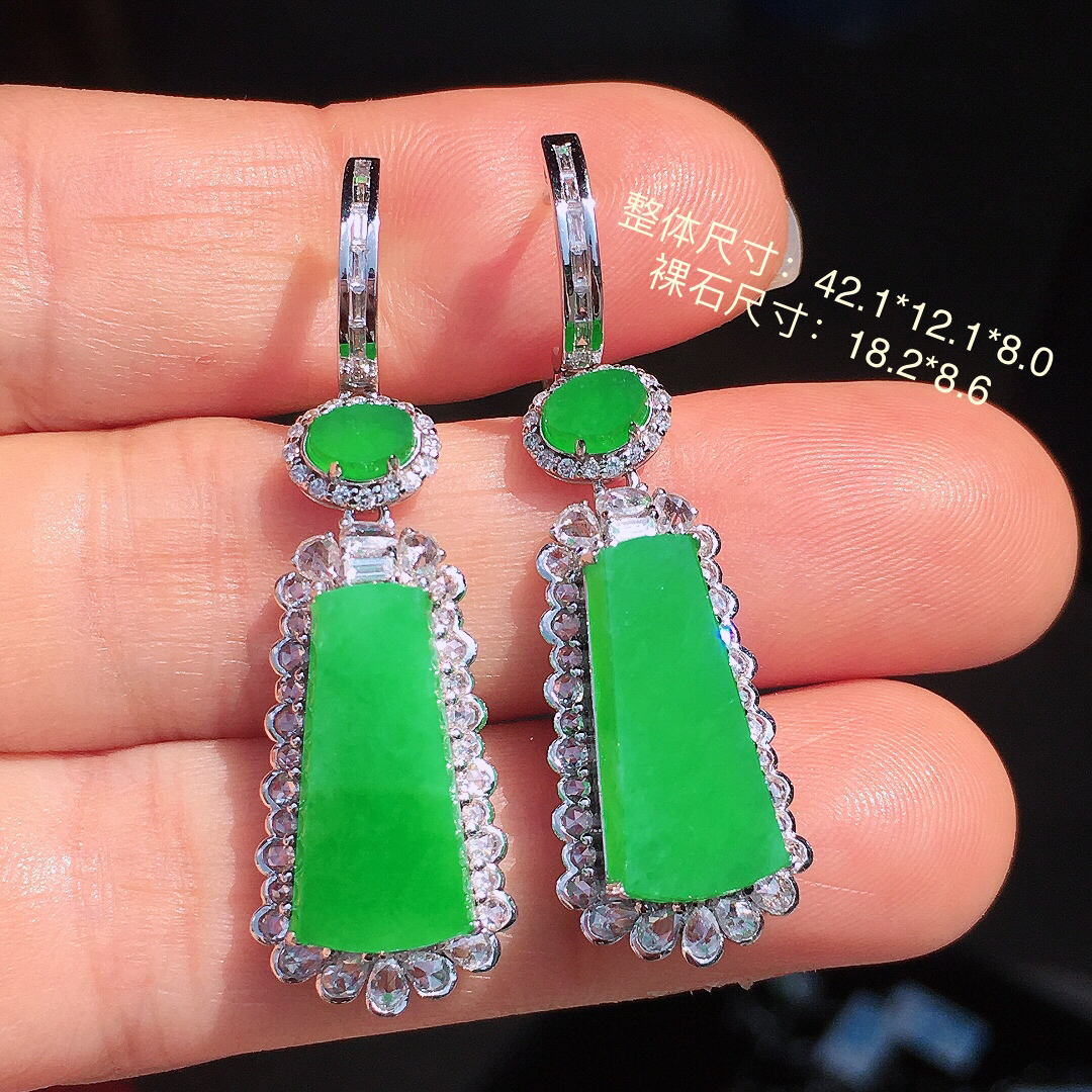 阳绿无事牌耳坠，色泽均匀艳丽，玉质细腻，荧光感超
强，饱满圆润，尽显优雅气质，18k
金豪华镶嵌