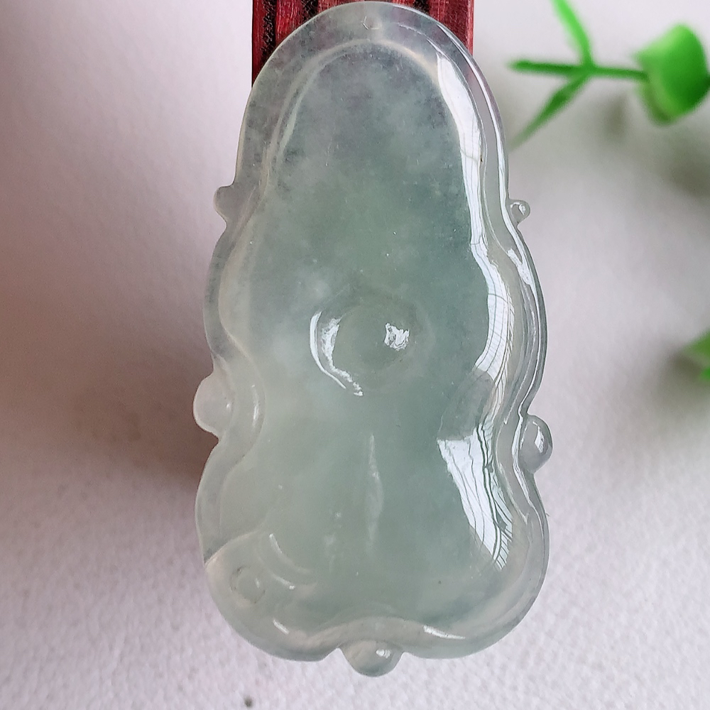 老坑冰润荷叶挂件，种水上乘，冰胶感十足，飘花灵动   盈润通透，颜色清爽干净，高性价比，值得入手。W141.9   尺寸：41.5-22-5.8mm