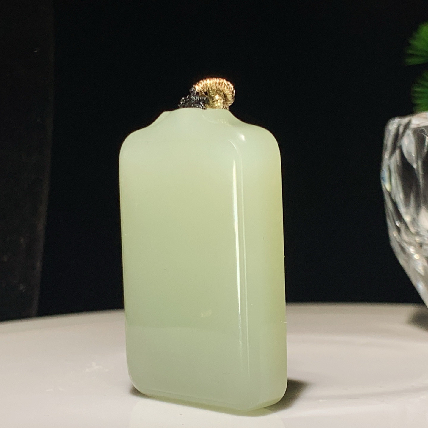 和田玉清水无事牌牌子挂件。尺寸48/30/11重45.6克  手推出油。玉质细腻油润。品相大气206309