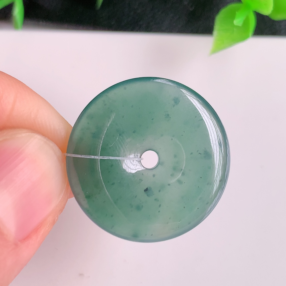 蓝冰平安扣吊坠，厚装饱满，冰润剔透，细腻水足，种质润泽，飘花灵动，佩戴优雅大气，W49.9   尺寸：24-3.6mm