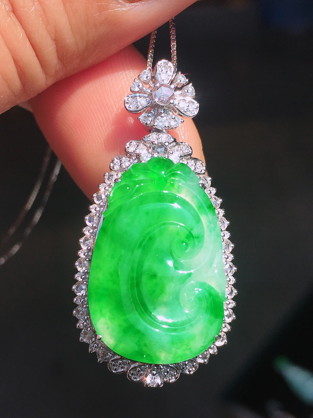 阳绿如意吊坠，色泽均匀艳丽，玉质细腻，荧光感超
强，饱满圆润，尽显优雅气质，18k
金豪华镶嵌