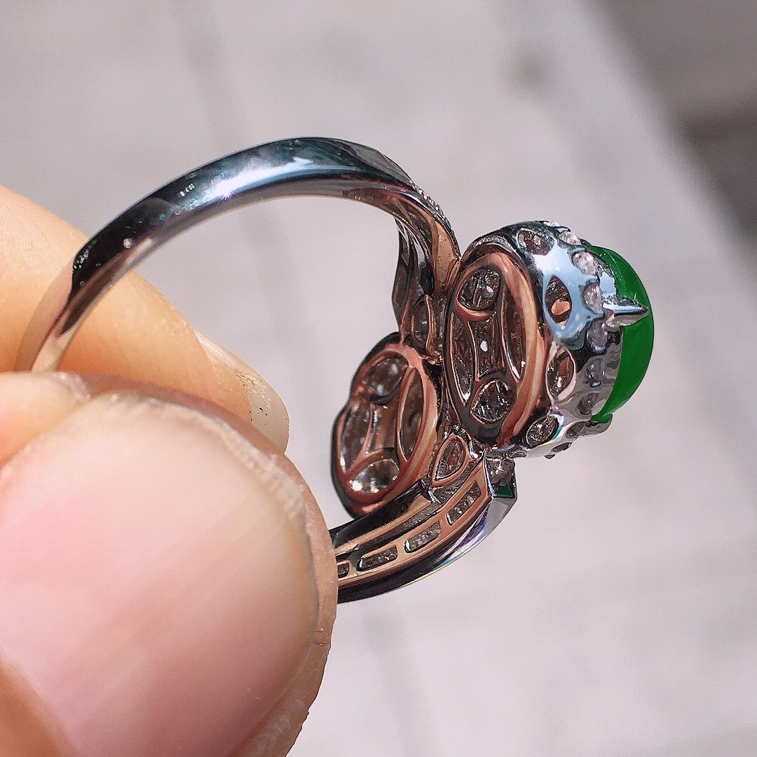 （紫+绿）二合一戒指，色泽均匀艳丽，玉质细腻，荧光感超
强，饱满圆润，尽显优雅气质，18k
金豪华镶嵌