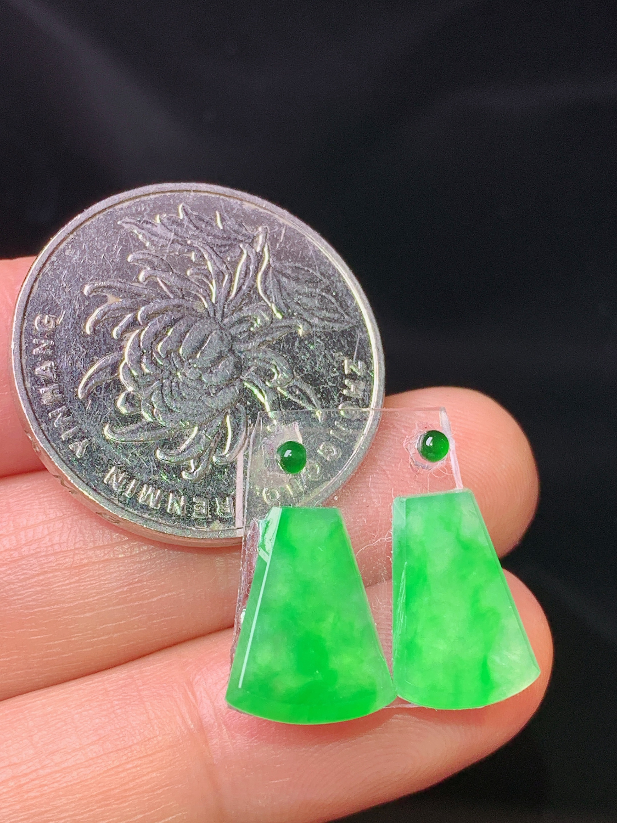 镶嵌款 翠绿无事牌一 玉质细腻 色泽艳丽 2x整体尺寸13.3*10.3*2