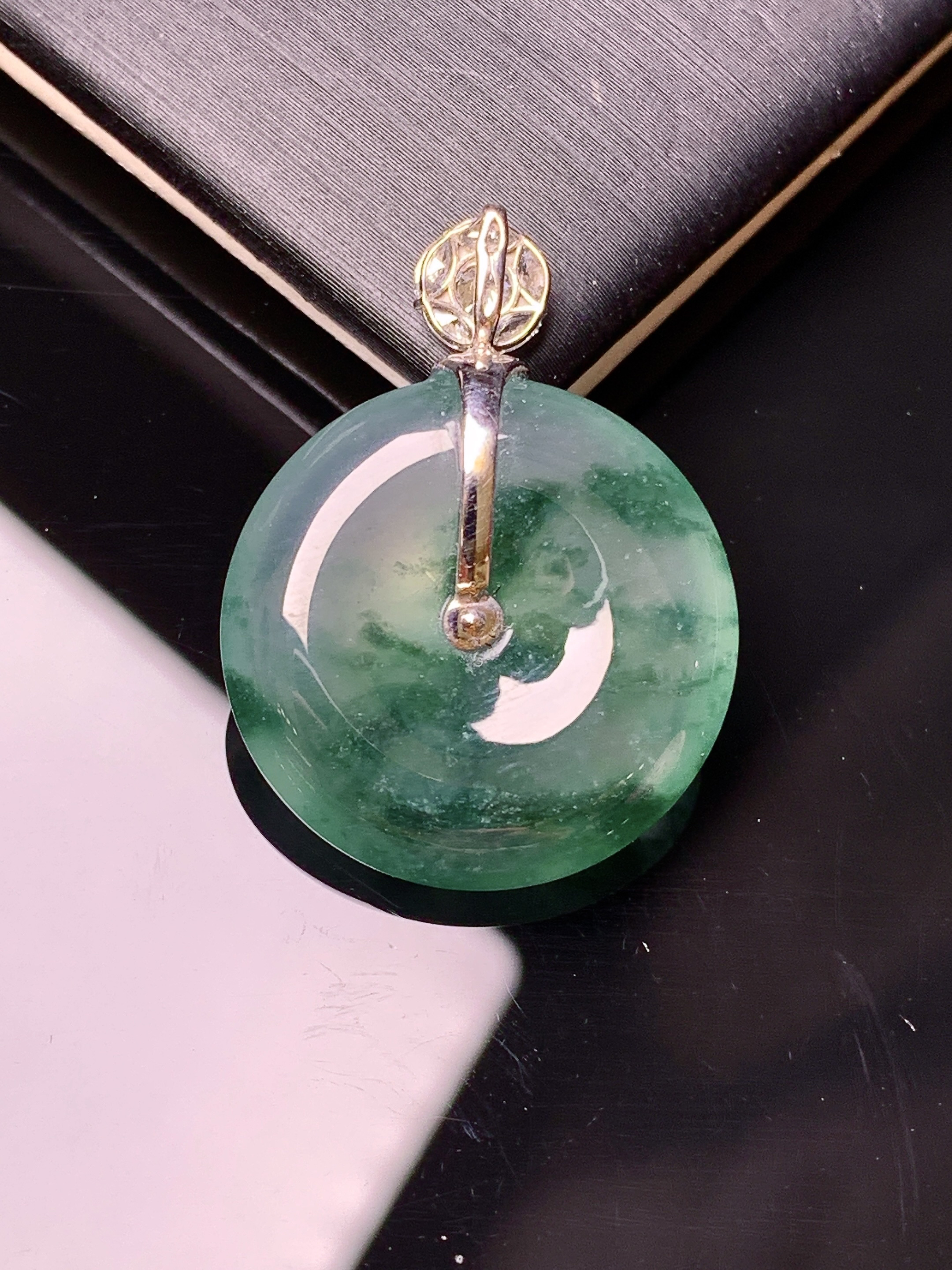 18k金钻镶嵌冰种飘绿平安扣吊坠 玉质细腻 色泽艳丽 整体尺寸28*21*5.8c1