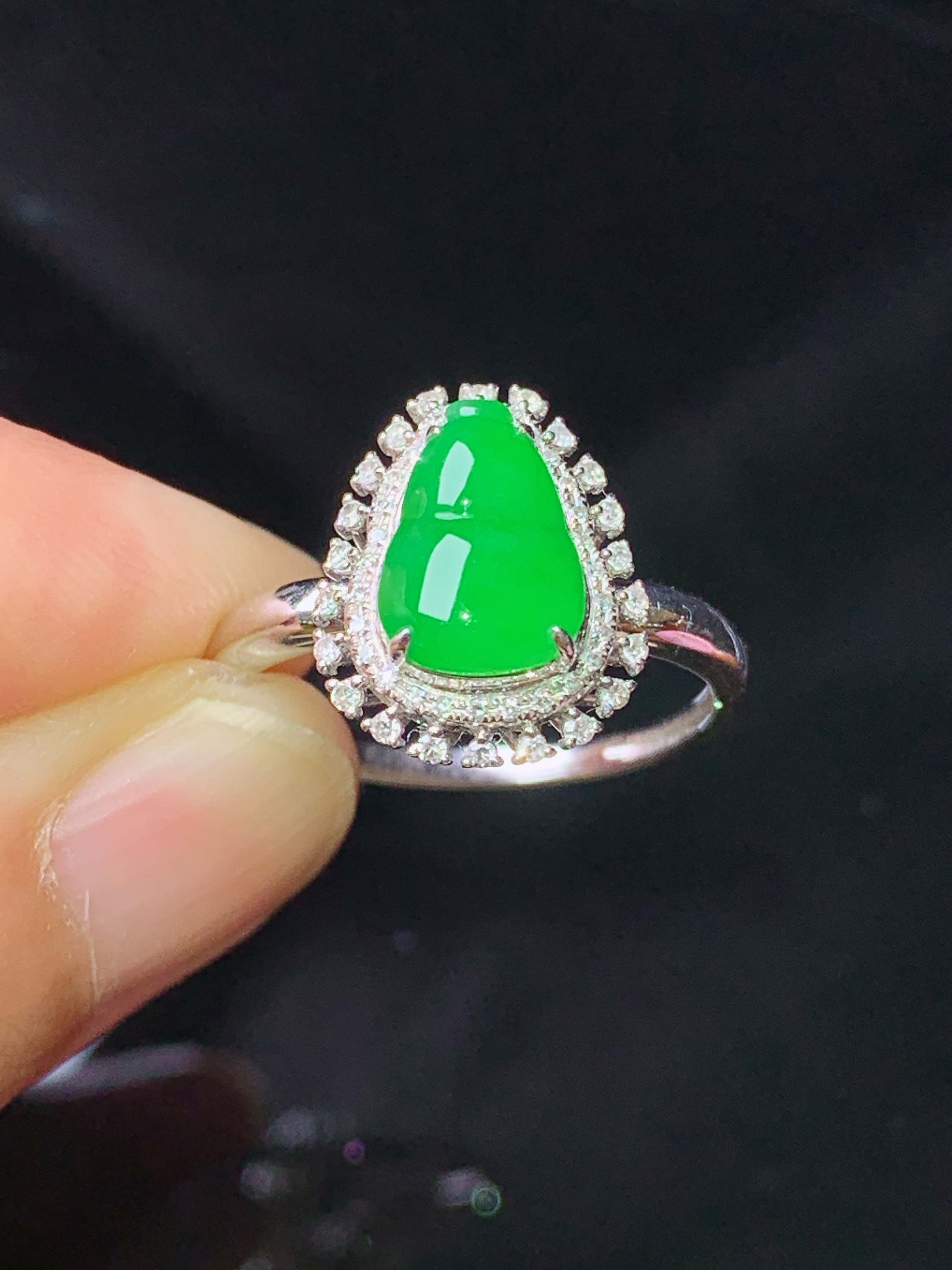 18k金钻镶嵌满绿葫芦戒指  玉质细腻 色泽艳丽 圈口13.5 整体尺寸13.6*11*7.5c2