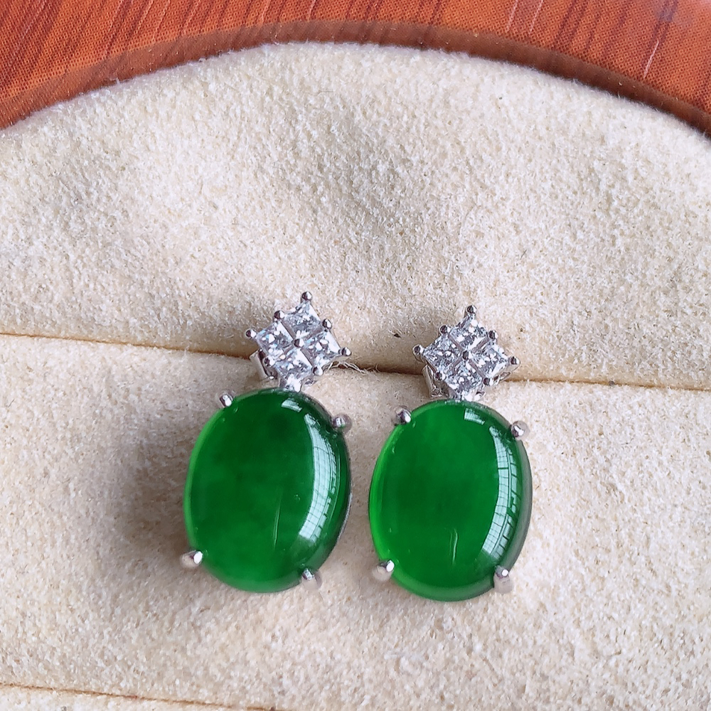 冰透满绿翡翠925银镶嵌蛋面耳钉，自然光实拍，翠色灵动，颜色漂亮，种老水足，品相佳，佩戴佳品！W50