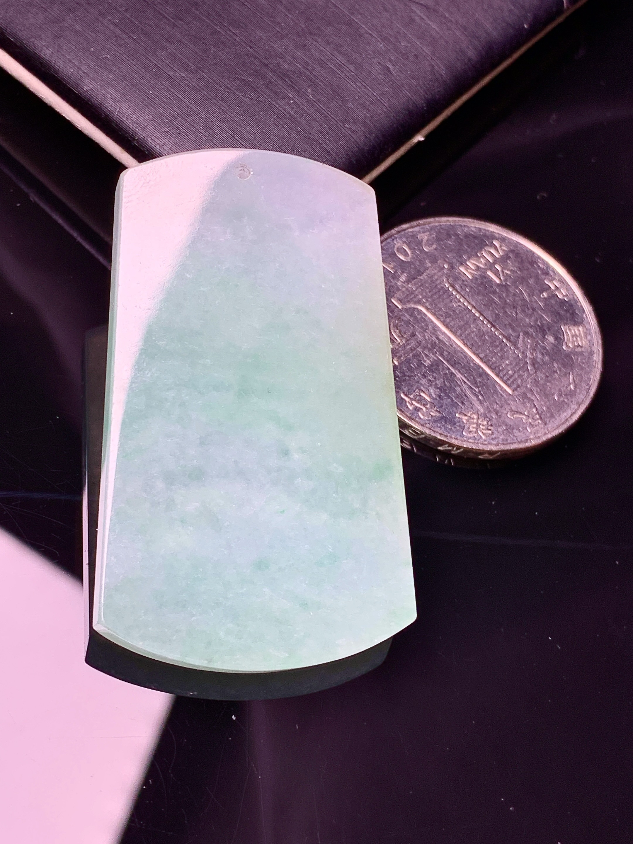 飘绿无事牌吊坠 玉质细腻 色泽艳丽 整体尺寸42.5*25.2*4