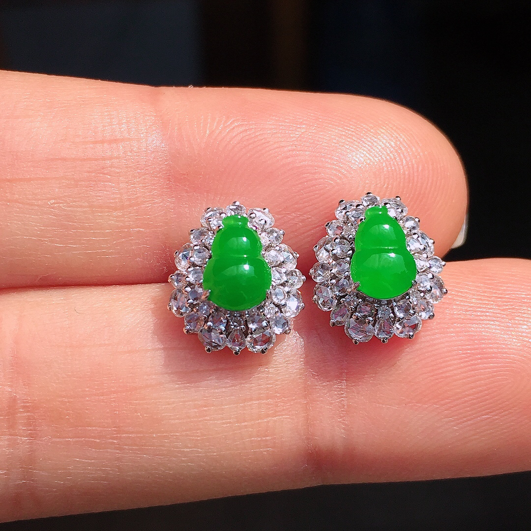 阳绿葫芦耳钉，色泽均匀艳丽，玉质细腻，荧光感超
强，饱满圆润，尽显优雅气质，18k
金豪华镶嵌