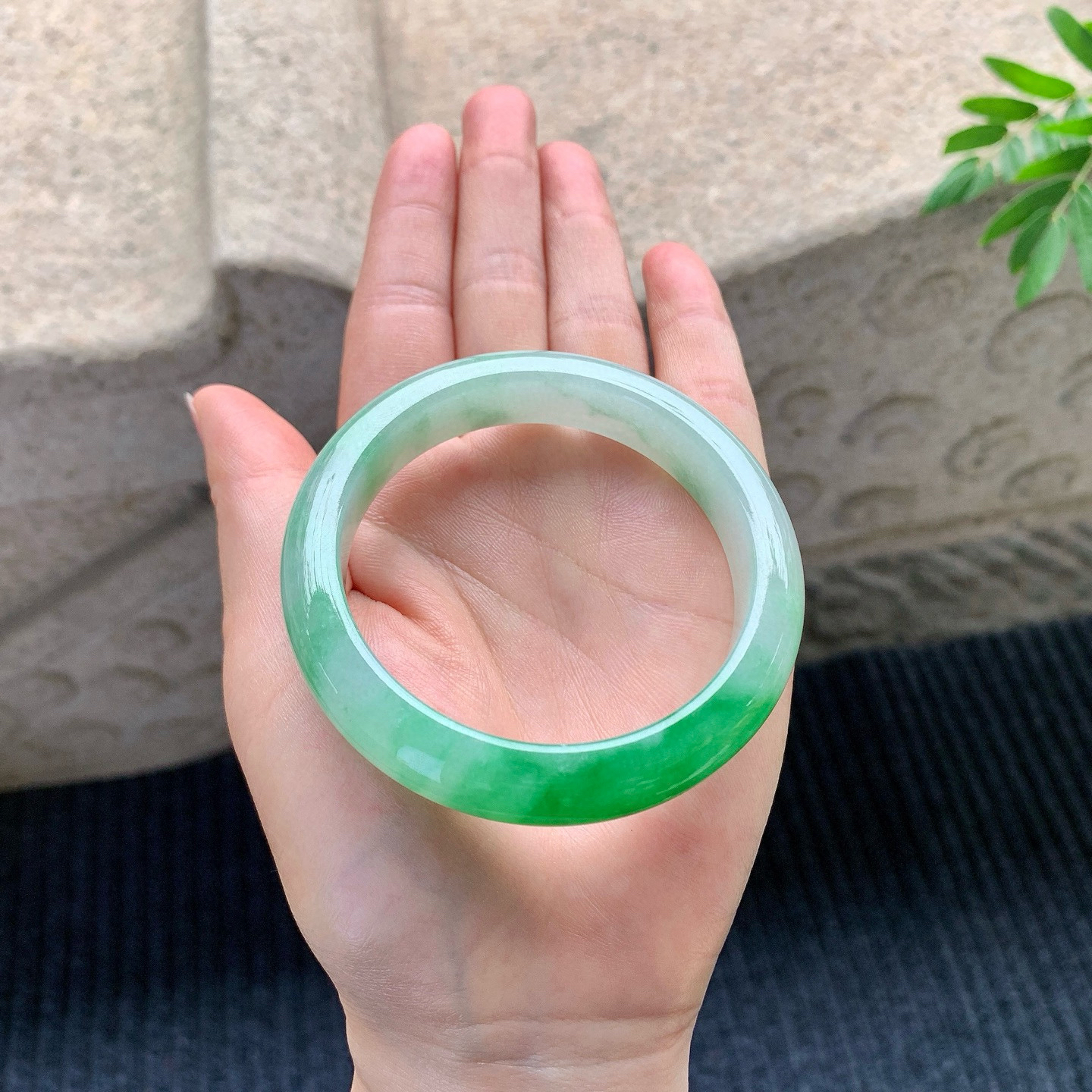 55/12.3/8.5冰糯飘辣绿，水润，种老，细腻，无纹裂！