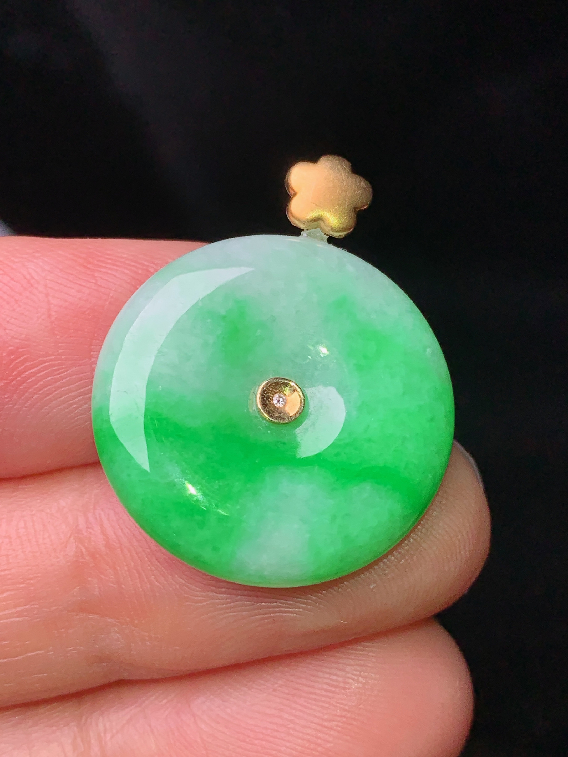18k金镶嵌翠绿平安扣吊坠 玉质细腻 色泽艳丽 整体尺寸26*20.8*4.5b1