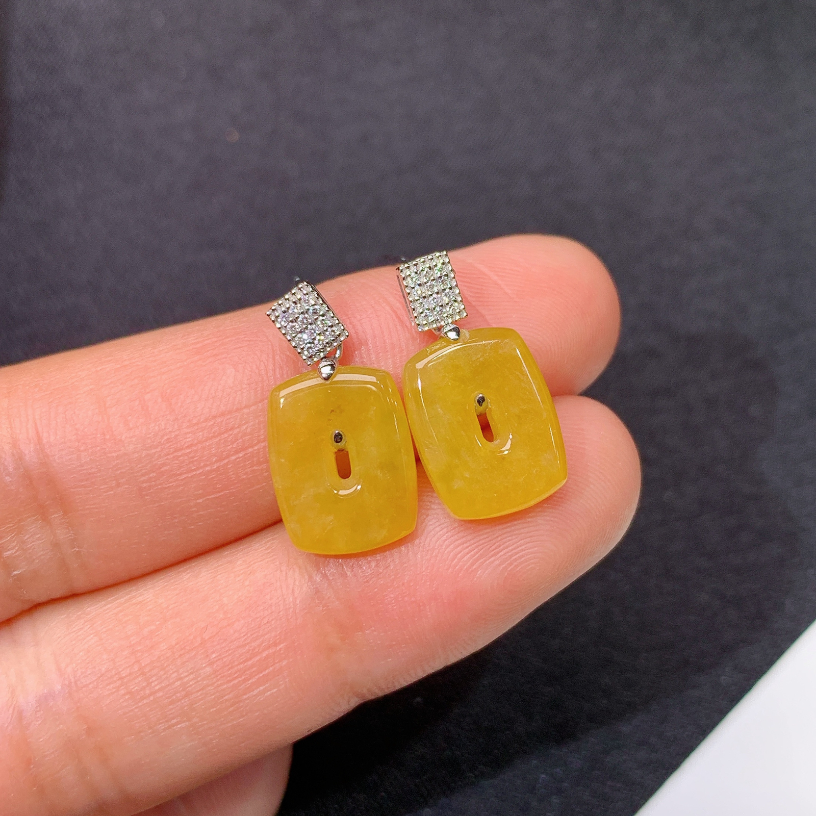 冰黄翡平扣耳坠，18k金镶嵌，简约时尚，冰润鲜艳，种水足，Be 尺寸11.3*8.8*2.8