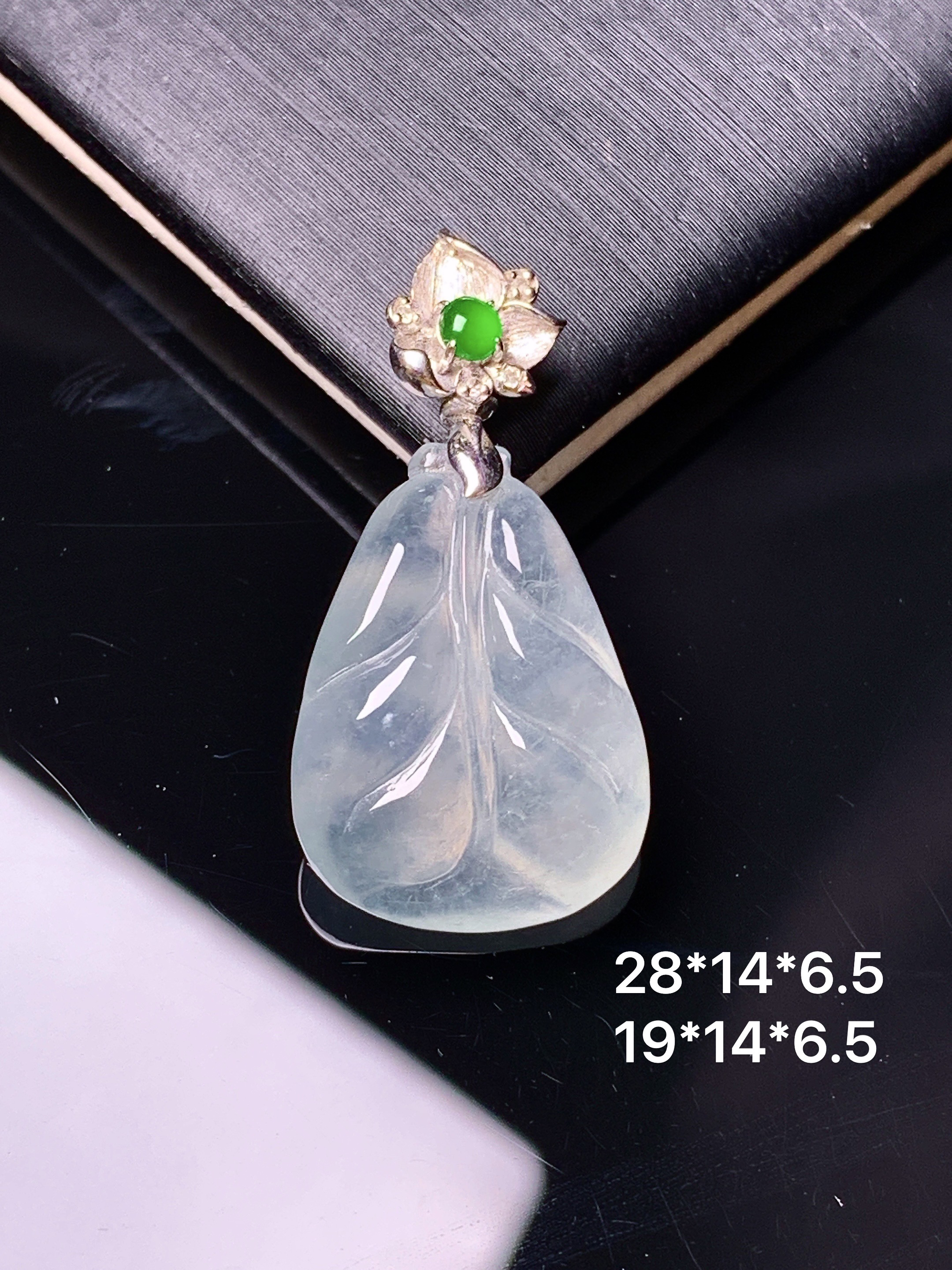 18k金钻镶嵌冰种树叶吊坠 玉质细腻 色泽艳丽 2x整体尺寸28*14*6.5