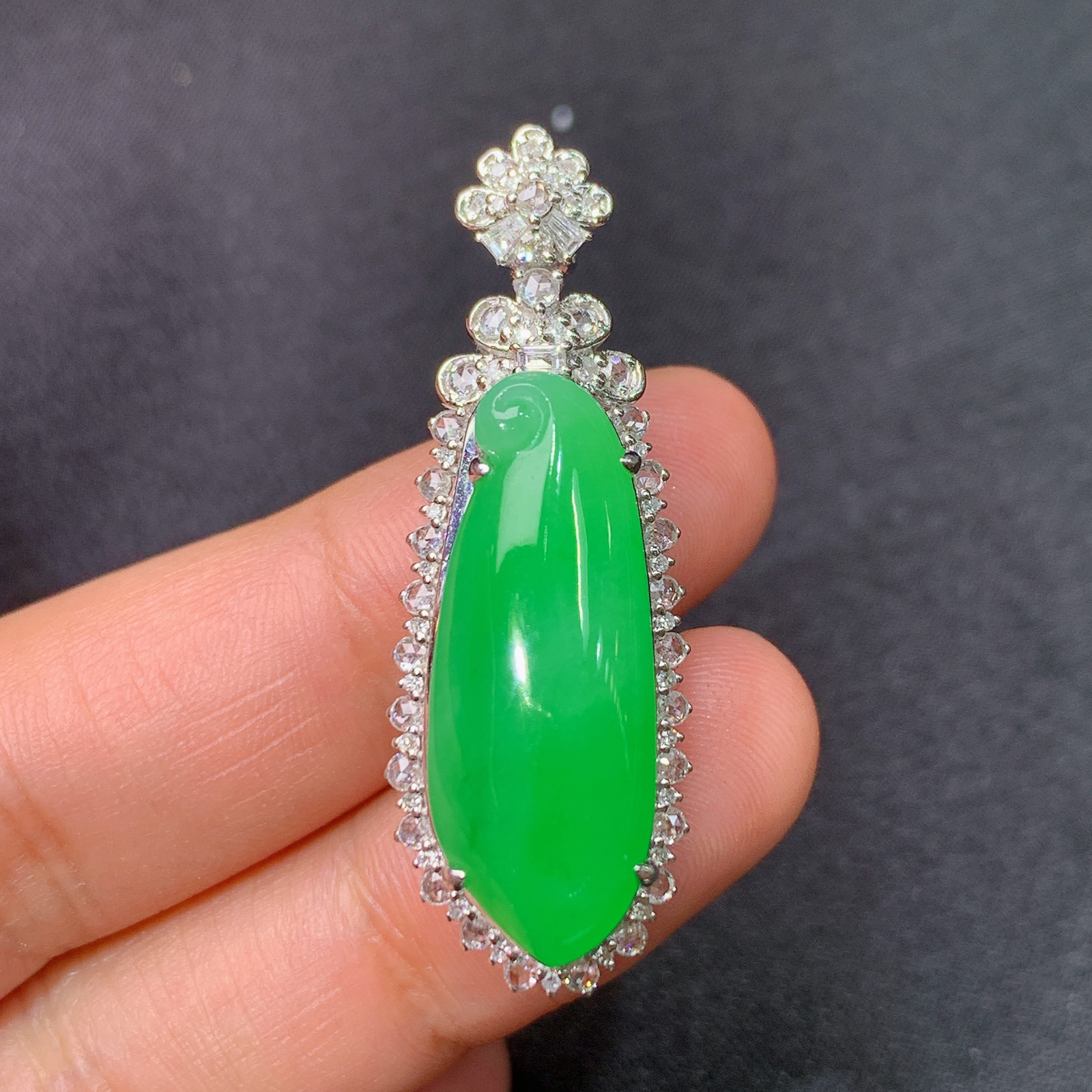 冰阳绿福瓜吊坠，18k金镶嵌，冰润色阳，玉质细腻，种水足，Dd 尺寸39.7*13.9*12.7