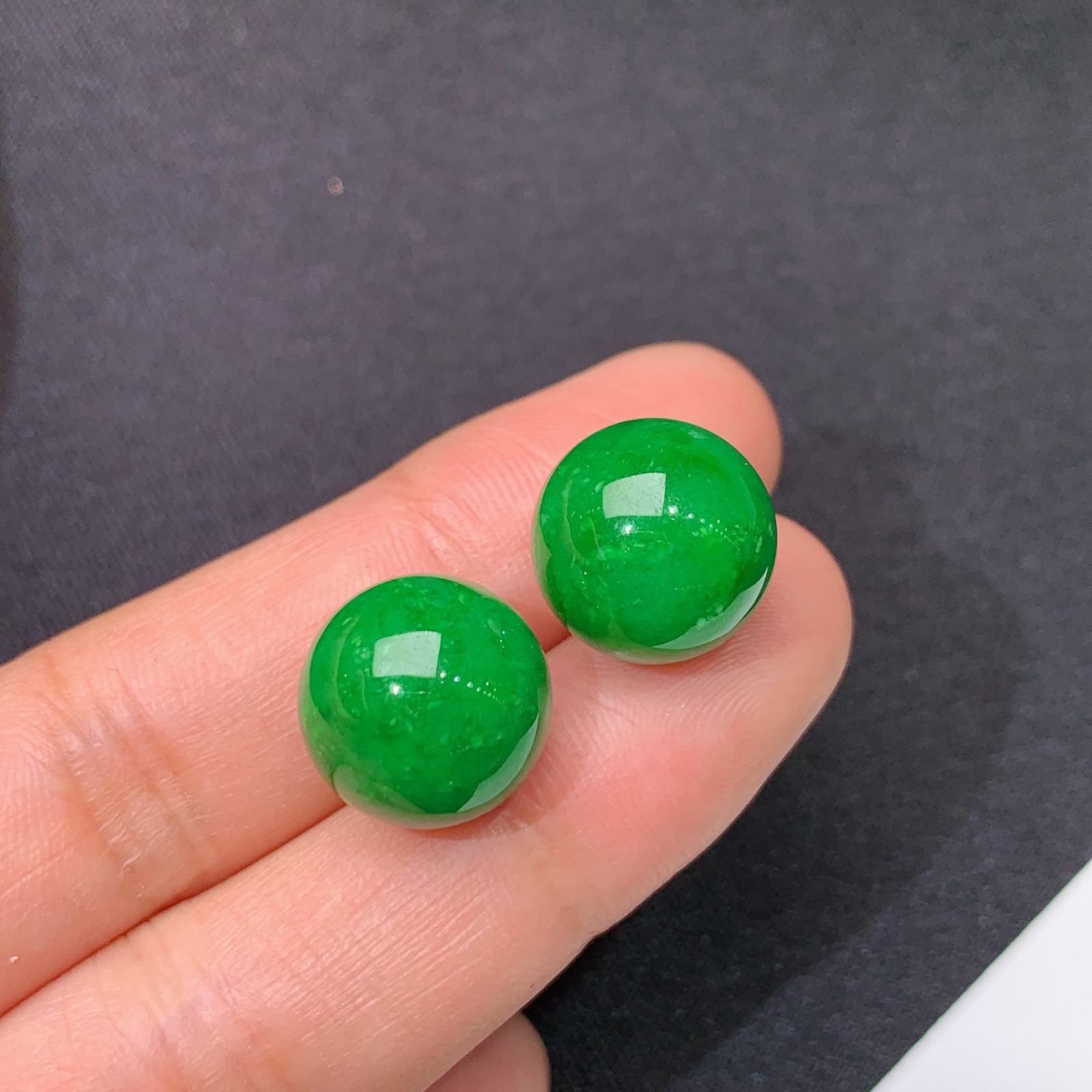 辣绿圆珠一对，镶嵌佳品，冰润色阳，种水足，Be 尺寸12.5