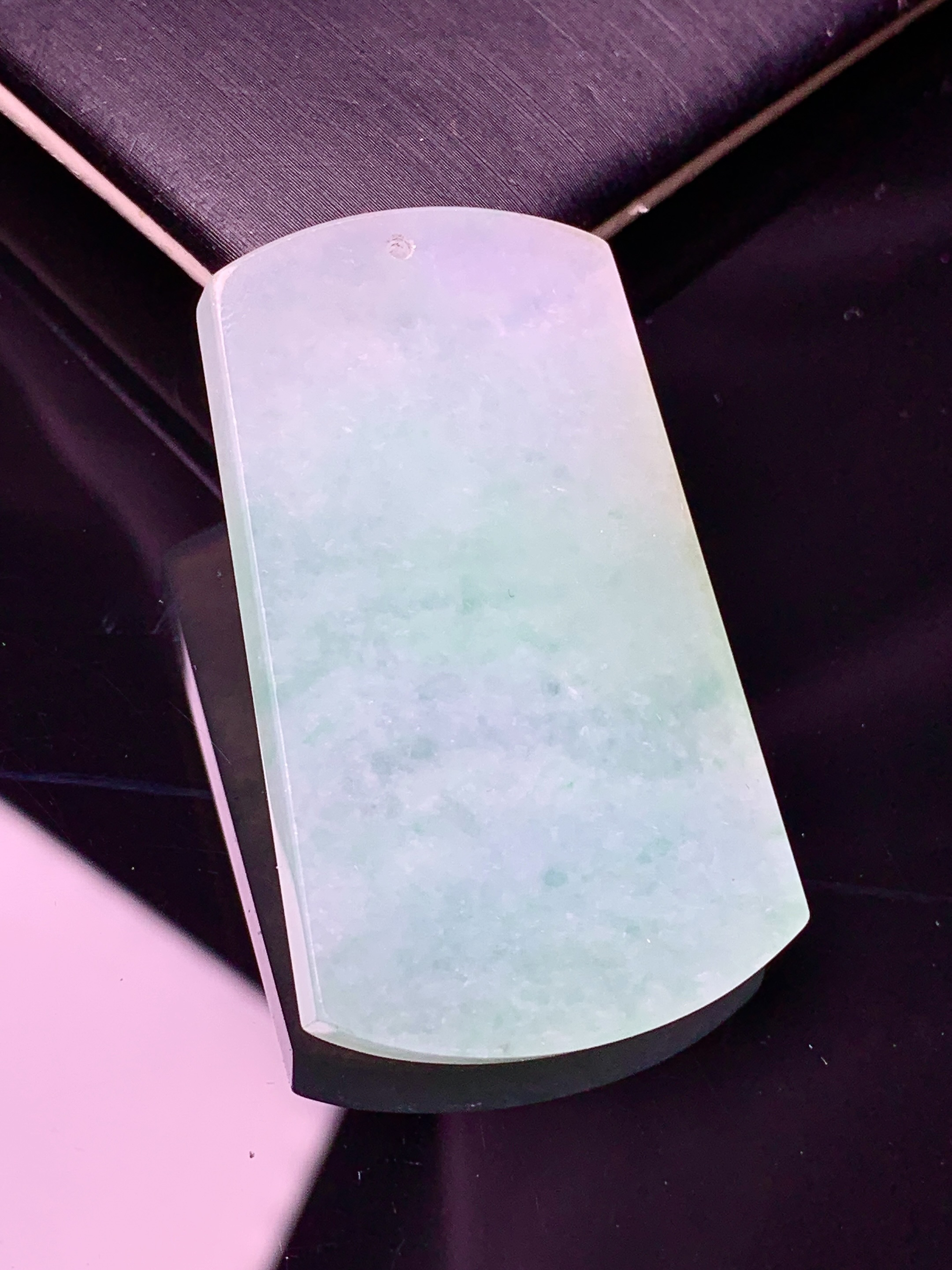 飘绿无事牌吊坠 玉质细腻 色泽艳丽 整体尺寸42.5*25.2*4