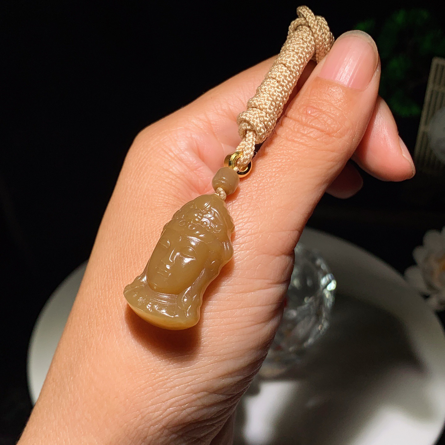 新疆和田玉白且末糖观音头挂件。尺寸30/18/9重11克。玉质细腻油润。手推出油。佩戴高端典雅。lt