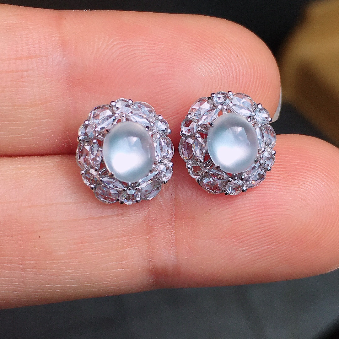 玻璃种蛋面耳钉，玉质细腻，荧光感超
强，饱满圆润，尽显优雅气质，18k
金豪华镶嵌