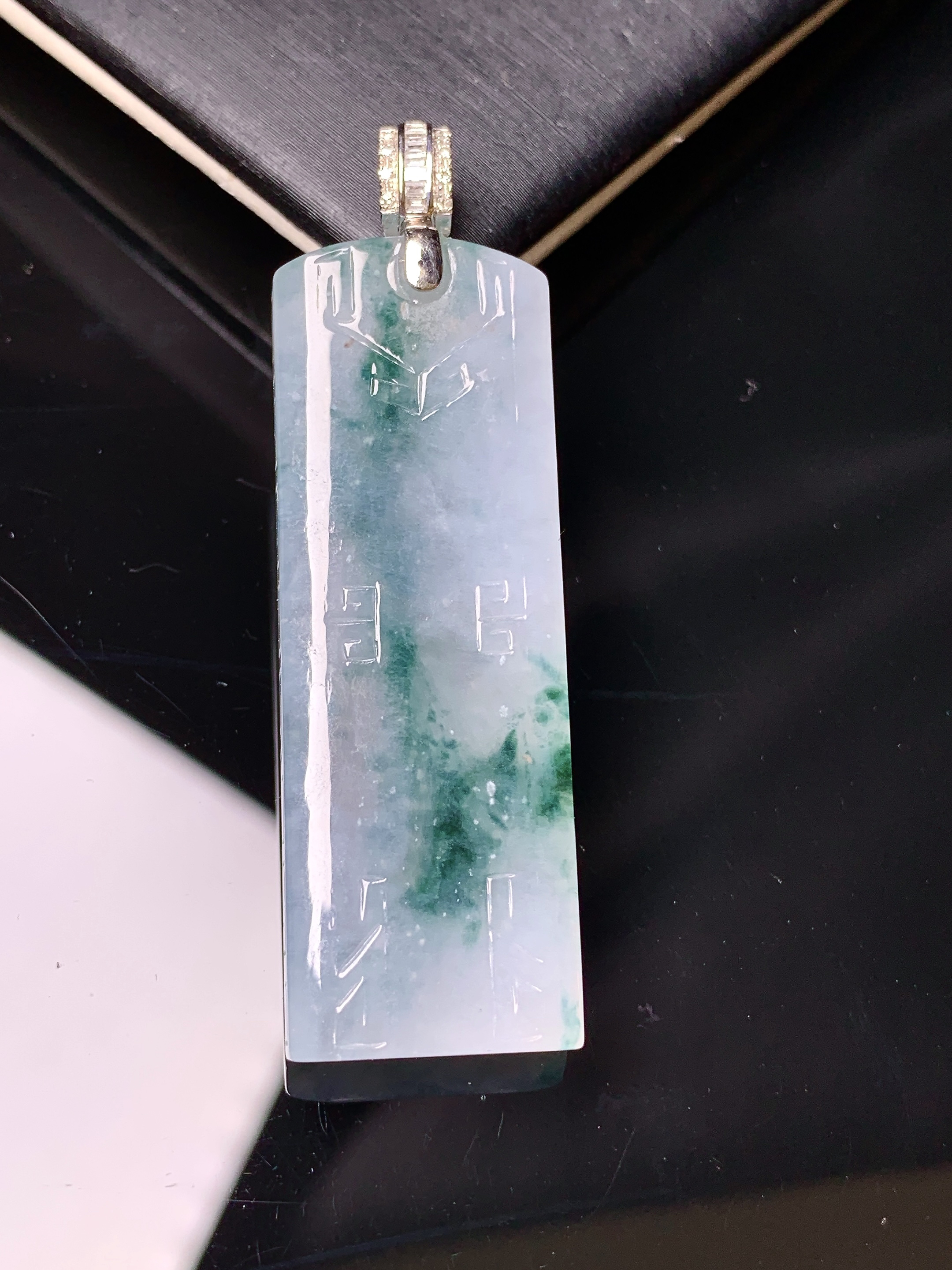 18k金钻镶嵌飘绿无事牌吊坠 玉质细腻 色泽艳丽 整体尺寸50.2*15*5.2b1