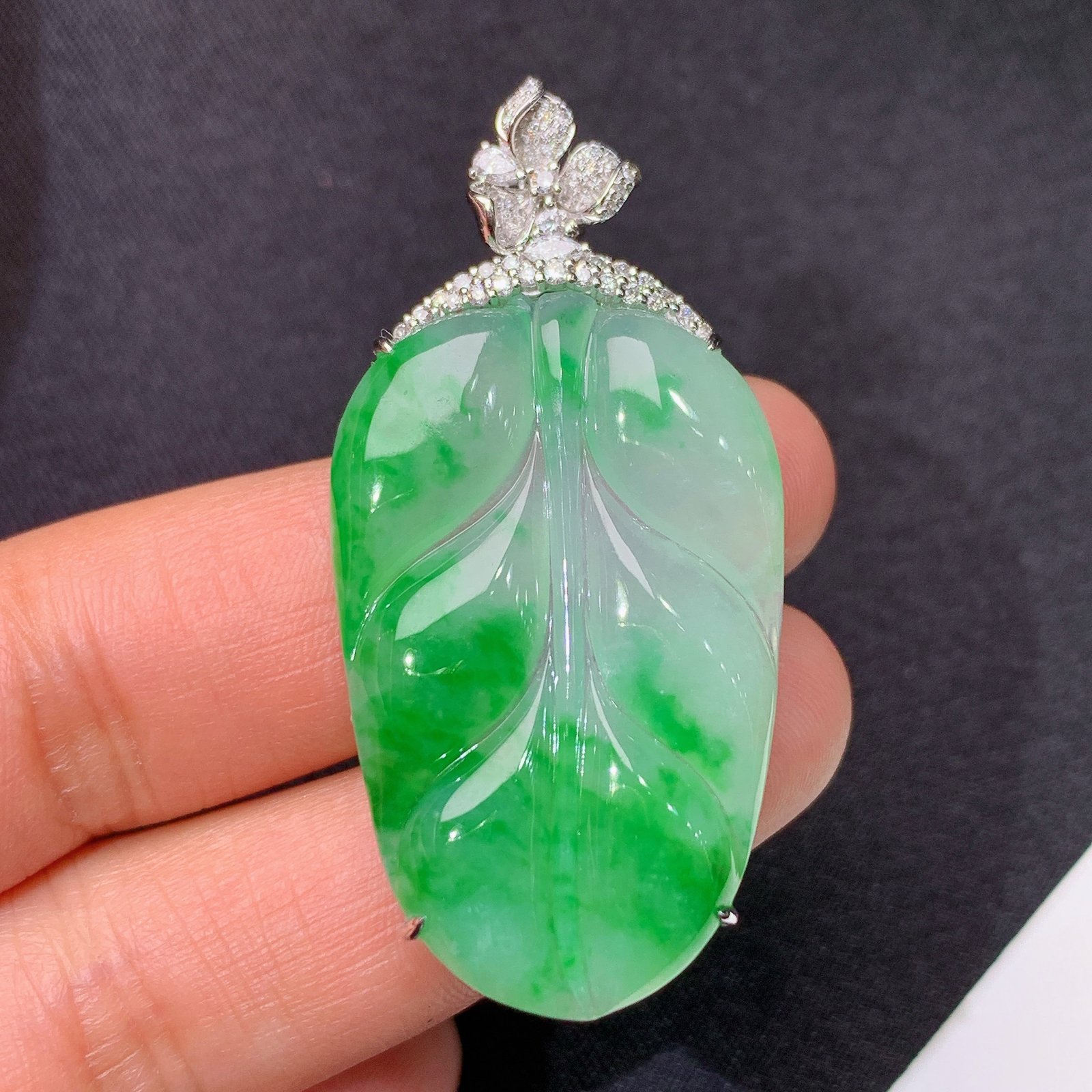 冰飘绿树叶吊坠，18k金镶嵌，冰润色阳，玉质细腻，种水足，Jj 尺寸47.5*22.5*7.2