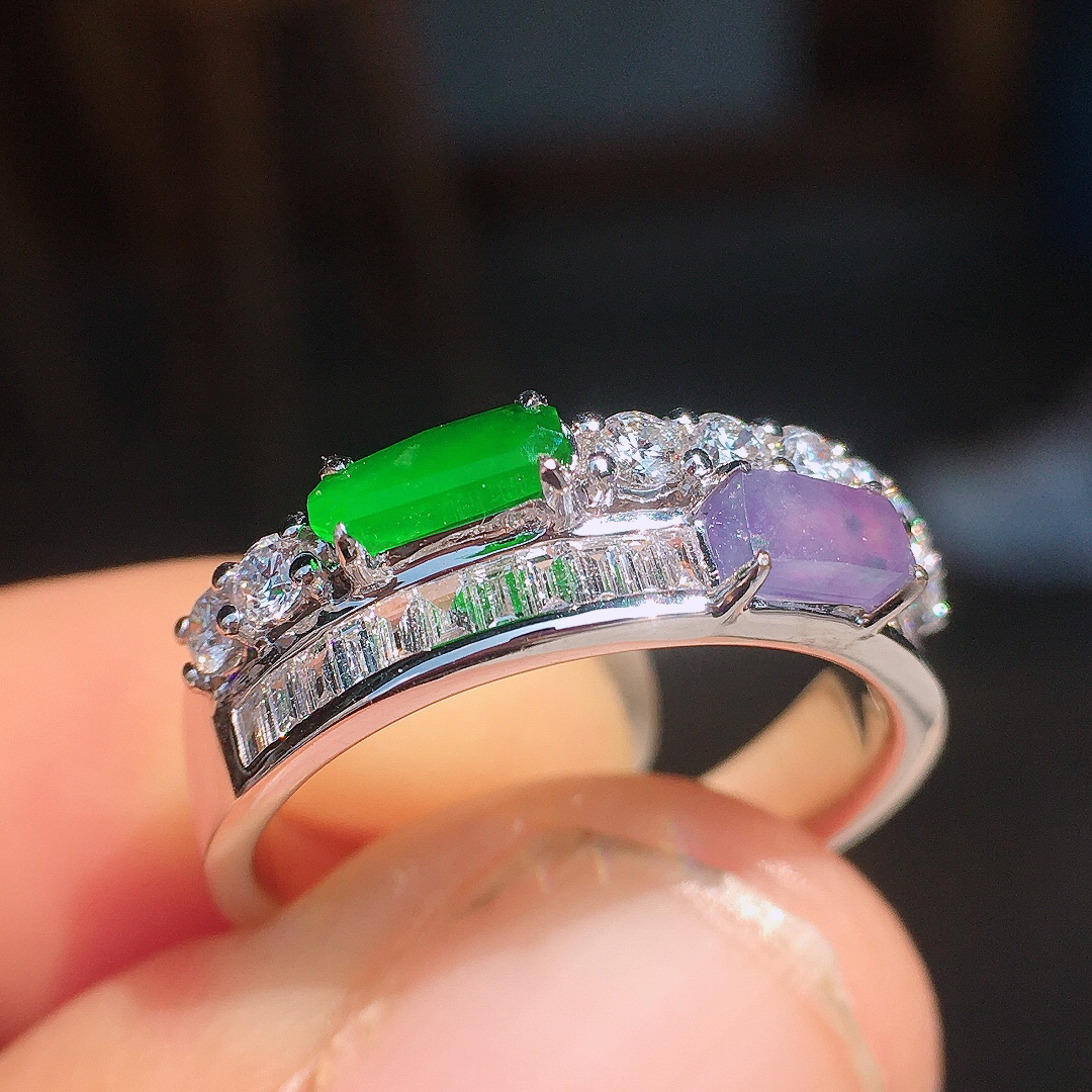 （紫+绿）二合一戒指，色泽均匀艳丽，玉质细腻，荧光感超
强，饱满圆润，尽显优雅气质，18k
金豪华镶