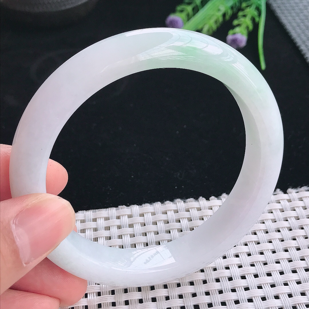 实拍天然翡翠60.5/12.1/9.1大圈口老坑秀气冰润淡绿色手镯翡翠玉镯手环