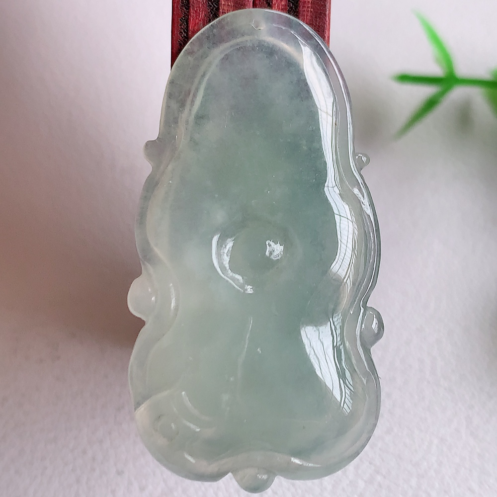 老坑冰润荷叶挂件，种水上乘，冰胶感十足，飘花灵动   盈润通透，颜色清爽干净，高性价比，值得入手。W141.9   尺寸：41.5-22-5.8mm