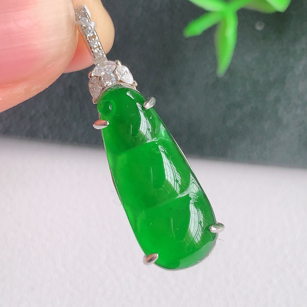 冰润满绿福豆翡翠挂件，老种飘花  冰清玉洁  胶感十足  寓意“四季平安，福气满满”颜色鲜艳，清新自然，饱满通透   W502.9  整体尺寸：32.3-10-7.6mm   裸石尺寸：22-9.2mm