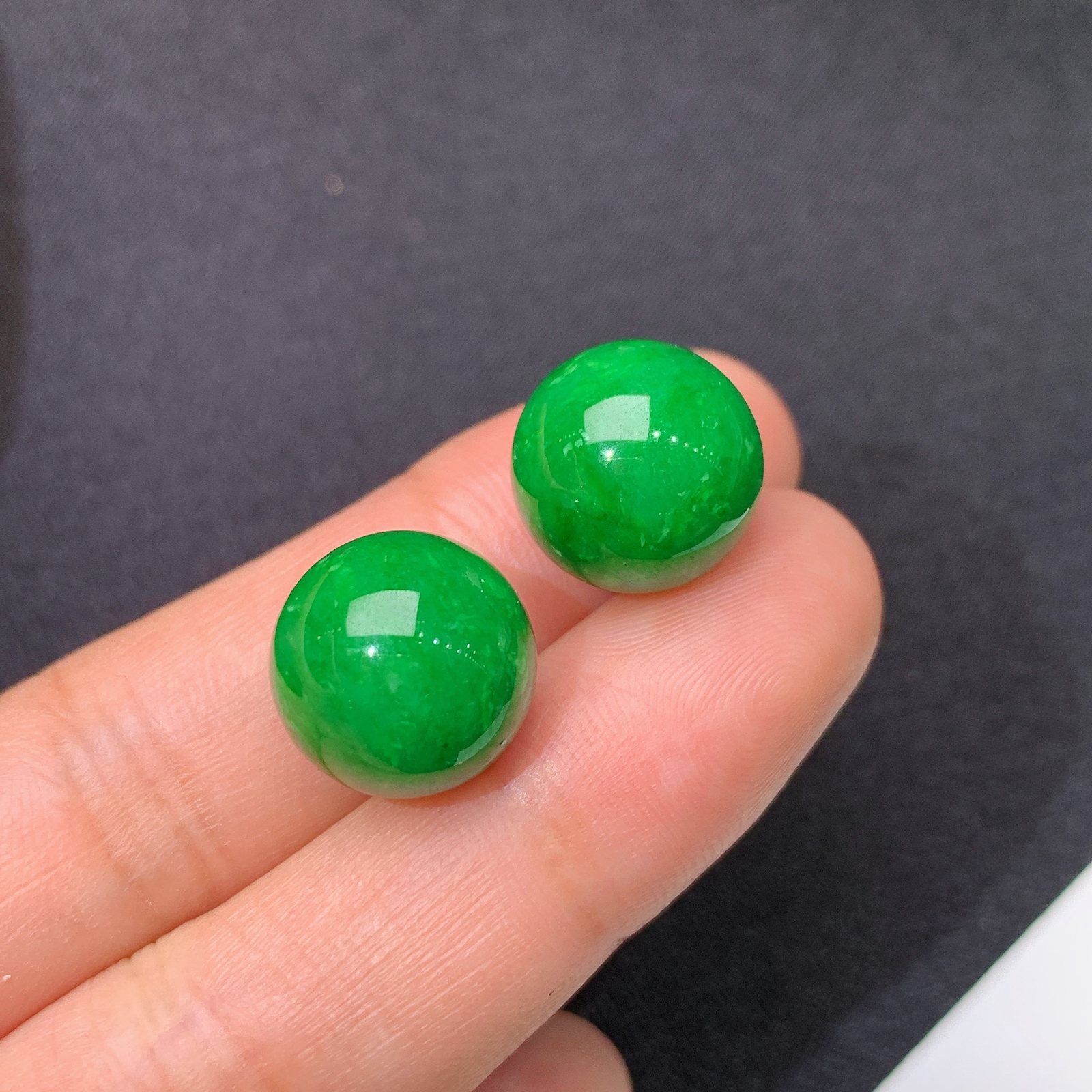 辣绿圆珠一对，镶嵌佳品，冰润色阳，种水足，Be 尺寸12.5