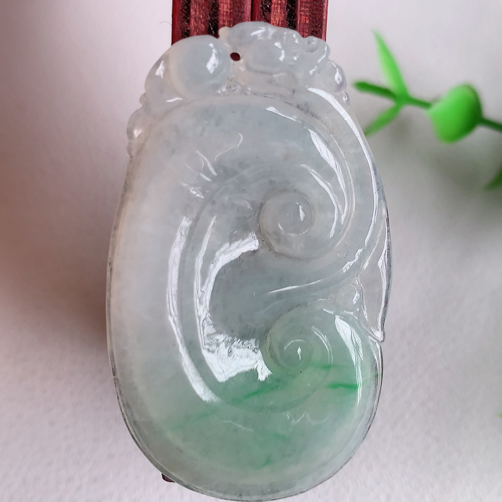 冰润飘花吉祥如意翡翠吊坠  寓意“万事如意，吉祥如意,福寿绵长 心想事成”饱满大气，通透水润  W141.9 尺寸：45-26.5-4.8mm