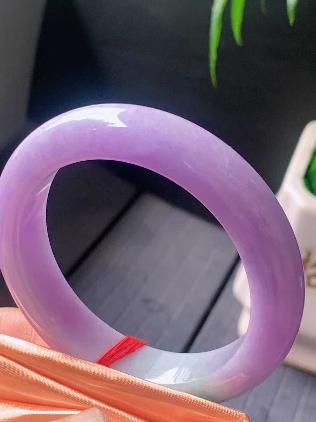 【翡翠名称】老坑种紫罗兰55.5正圈口手镯
【翡翠尺寸】55.5/13.4/9.2mm适合54.5-57正圈口佩戴
【翡翠描述】宝贝种老水足，玉质细腻，色泽靓丽，性价比高，佩戴效果好！
【其它赠送】权威证书/精美挂绳盒子/支持全国复检