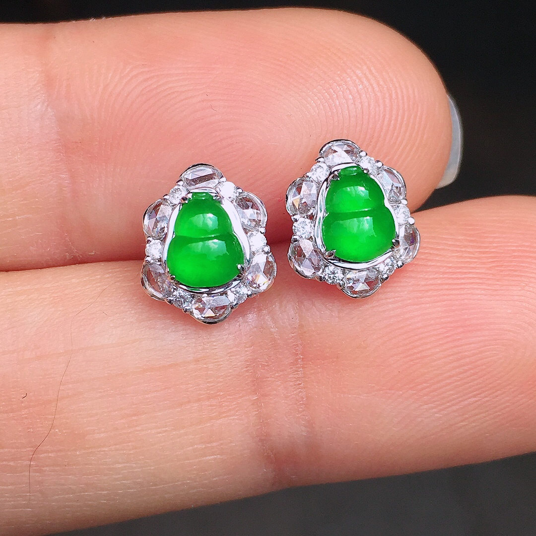 阳绿葫芦耳钉，色泽均匀艳丽，玉质细腻，荧光感超
强，饱满圆润，尽显优雅气质，18k
金豪华镶嵌