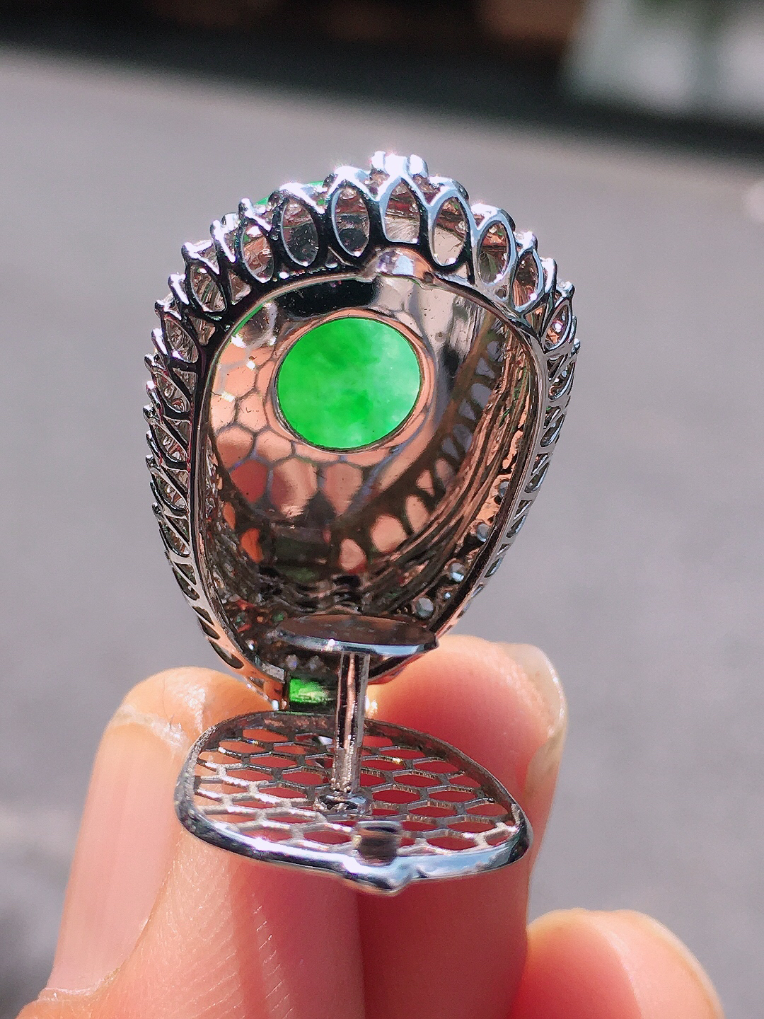 阳绿如意吊坠，色泽均匀艳丽，玉质细腻，荧光感超
强，饱满圆润，尽显优雅气质，18k
金豪华镶嵌